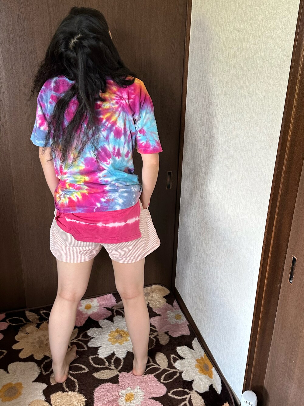 「ラッキーカラーはオレンジ、事務の人の休日、れんきゅー、8月っ、11日っ、日曜日のたつきてぃー、夏たつきてぃー、タイダイ柄、ロゴT、ストライプ」｜「染めてみましたのアイテム（Tシャツ/カットソー、その他）」を使った、🐸🐸たつきてぃー🧸さん（レディース・163cm）の夏コーディネートの1枚目の写真