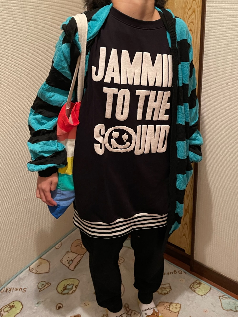 「トートバッグ、ラッキーカラーはエメラルドグリーン、雨の日のたつきてぃー、梅雨のたつきてぃー、事務の人、６月っ、６日っ、梅雨(天パ強め)」｜「WORLD WIDE LOVE!のアイテム（スウェット、ブラック系）」を使った、🐸🐸たつきてぃー🧸さん（レディース・162cm）の夏コーディネートの1枚目の写真