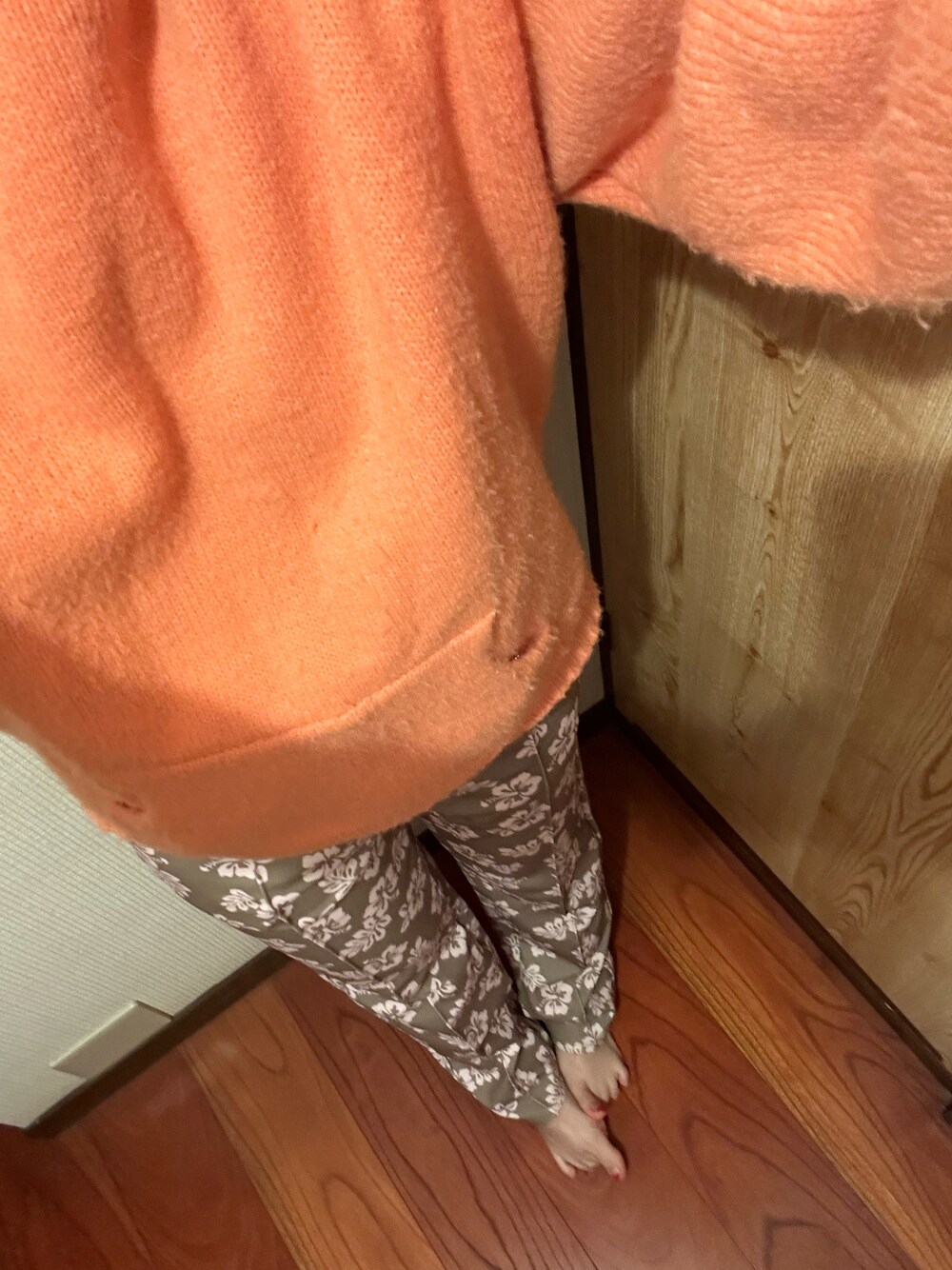 「木曜日のたつきてぃー、しゅっちょー、3月っ、14日っ、ラッキーカラーはオレンジ、柄パンツ」｜「X-girlのEASY FLARE PANTS B（その他パンツ、ベージュ系）」を使った、🐸🐸たつきてぃー🧸さん（レディース・162cm）の春コーディネートの1枚目の写真