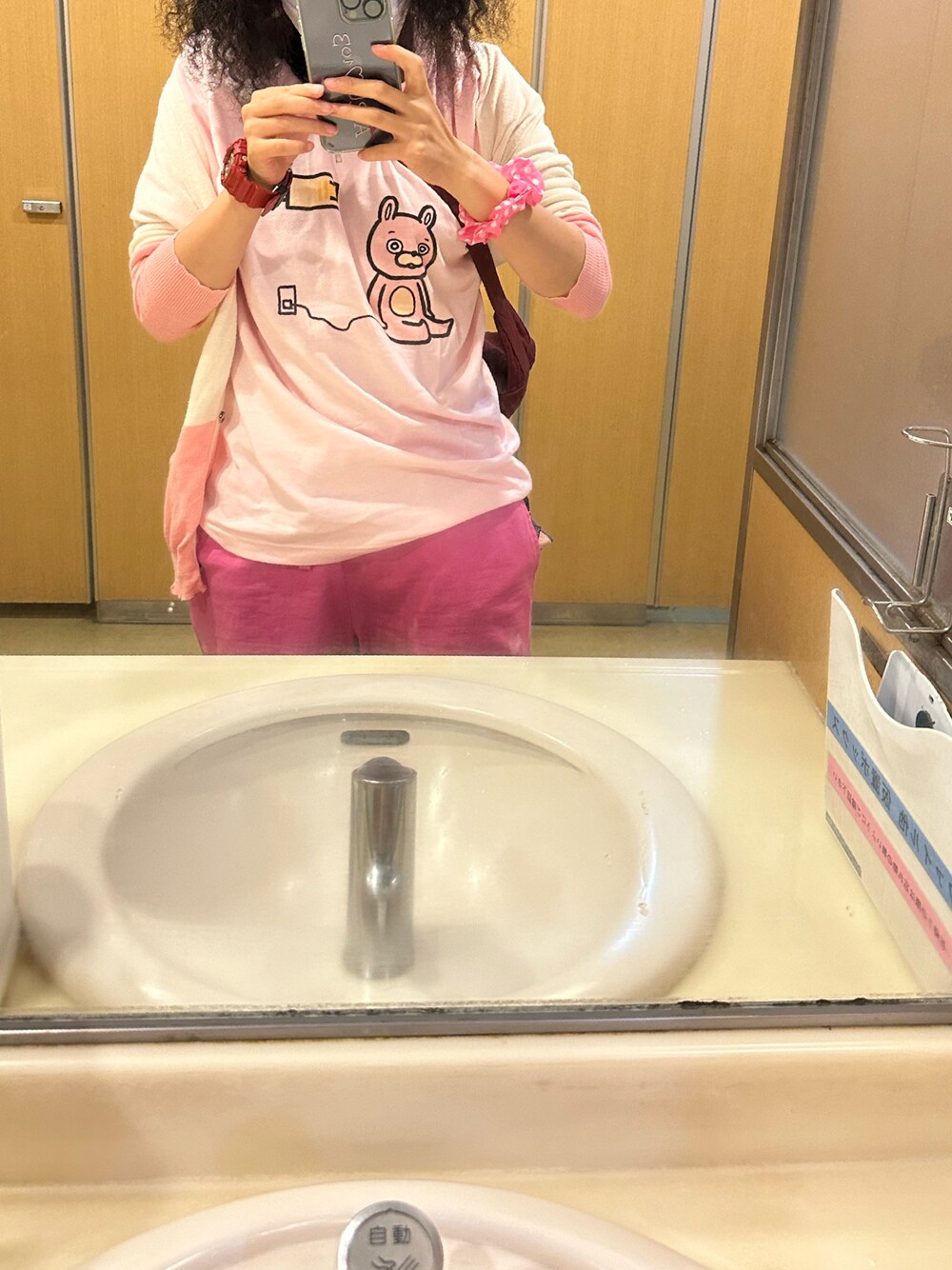 ピンク系のTシャツ/カットソー、ピンク系のパンツ、ピンク系のカーディガン/ボレロを着用したレディースの夏コーディネートの1枚目の写真