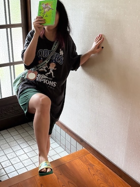 「LAのアウトレットのアイテム（Tシャツ/カットソー、グレー系）」を使った、🐸🐸たつきてぃー🧸さん（レディース・162cm）の秋コーディネート