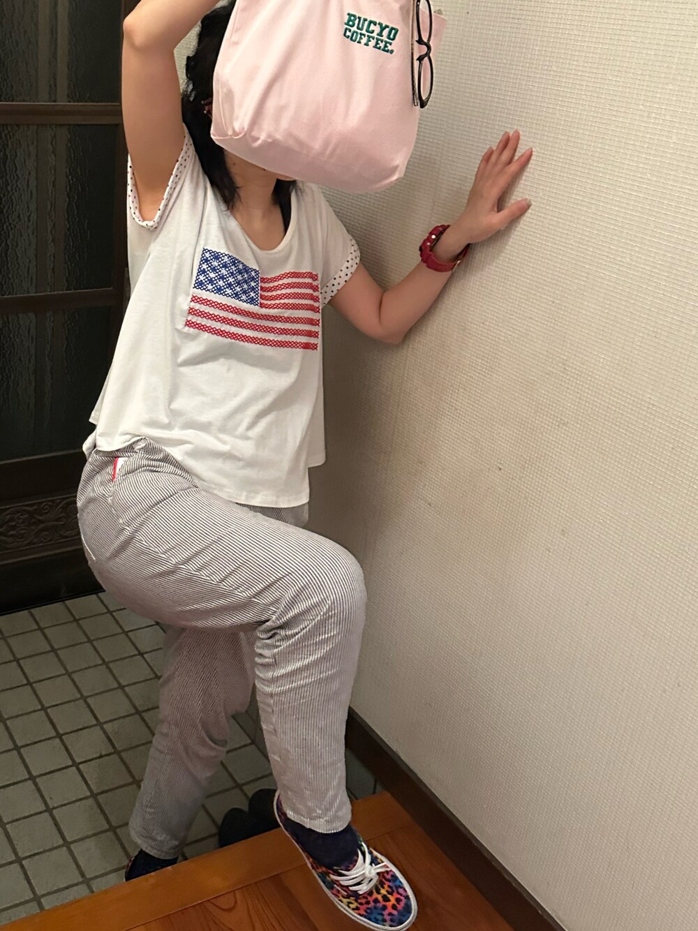 「夏だ！Tシャツ着よう！、きれいめカジュアル、夏コーデ、さらっと晴れやかスナップ、プチプラ、ラッキーカラーは青、事務の人、月曜日のたつきてぃー、梅雨たつきてぃー、梅雨(天パ強め)」｜「G-SHOCKのG-SHOCK / ダブルLEDライト / GA-800-4AJF / Gショック（アナログ腕時計、レッド系）」を使った、🐸🐸たつきてぃー🧸さん（レディース・163cm）の夏コーディネートの1枚目の写真