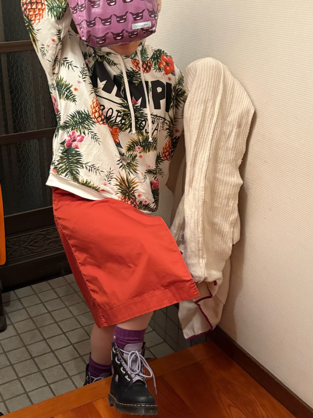 「ラッキーカラーは白、ラッキーカラーはオレンジ、ラッキーカラーはバイオレット、事務の人、木曜日のたつきてぃー、春たつきてぃー、4月っ、10日っ、ロングスカート、ブーツ」｜「Dr. MartensのDr. Martens/ドクターマーチン 1460 ZIP HEART 8 ホール ブーツ 31882150（ブーツ、ブラック系）」を使った、🐸🐸たつきてぃー🧸さん（レディース・163cm）の春コーディネートの1枚目の写真