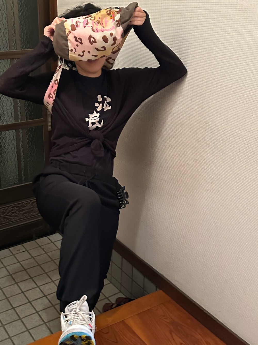 「白スニーカー、木曜日のたつきてぃー、このスタイルがお気に入り、６月っ、22日っ、ラッキーカラーは黒、事務の人、梅雨たつきてぃー、梅雨(天パ強め)」｜「GUのアイテム（パンツ、ブラック系）」を使った、🐸🐸たつきてぃー🧸さん（レディース・163cm）の夏コーディネートの1枚目の写真
