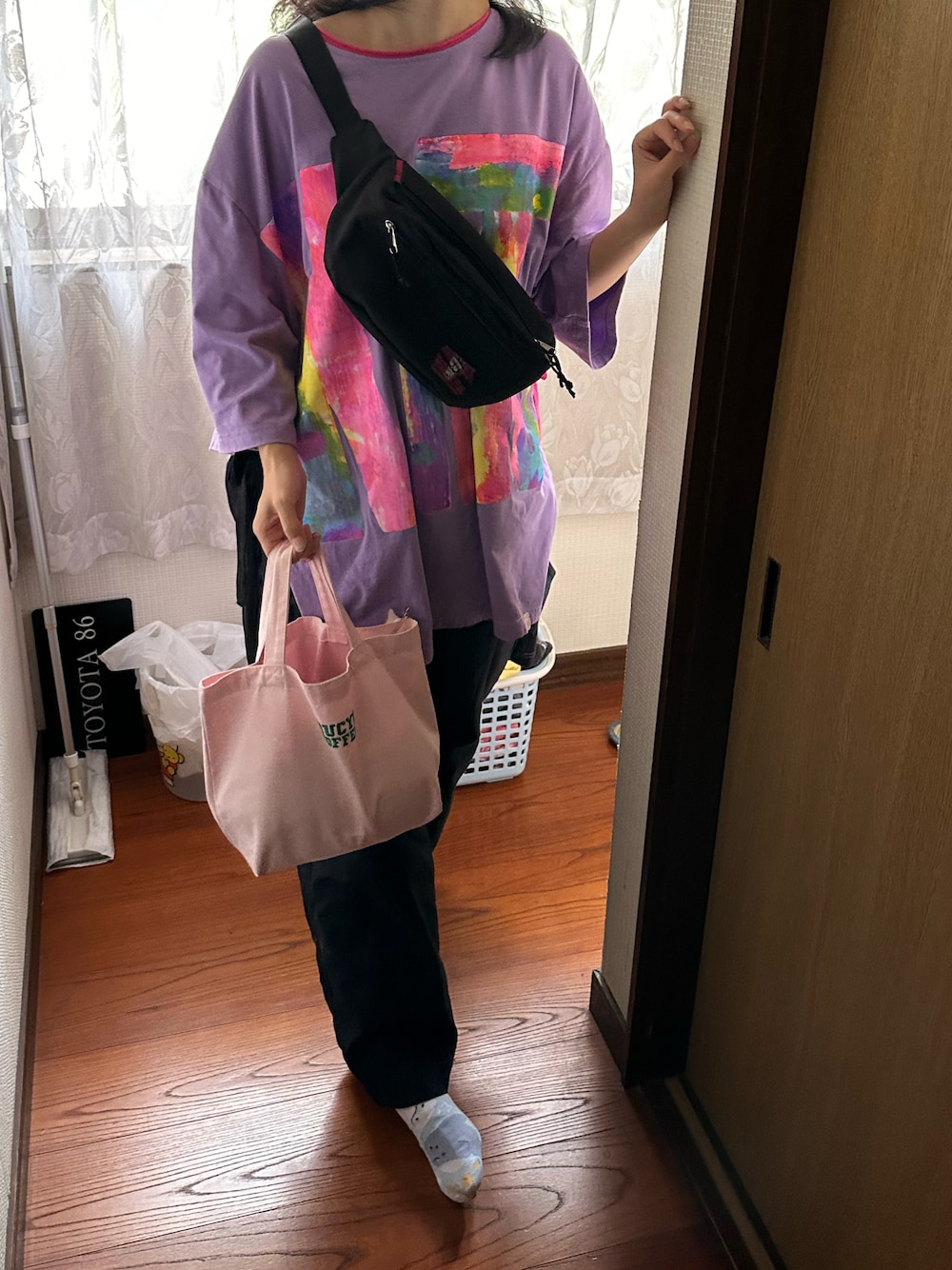「ラッキーカラーはラベンダー、夏だ！Tシャツ着よう！、さらっと晴れやかスナップ、フェスコーデ、きれいめカジュアル、事務の人の放課後、火サスならぬ火たつ、楽チンコーデ、カーゴパンツ、スニーカー、梅雨たつきてぃー、梅雨(天パ強め)」｜「sanrioの【 sanrio / サンリオ 】バッドばつ丸 ウエストバッグ XO30th WAISTBAG WNI（ボディバッグ/ウエストポーチ、ブラック系）」を使った、🐸🐸たつきてぃー🧸さん（レディース・163cm）の夏コーディネートの1枚目の写真