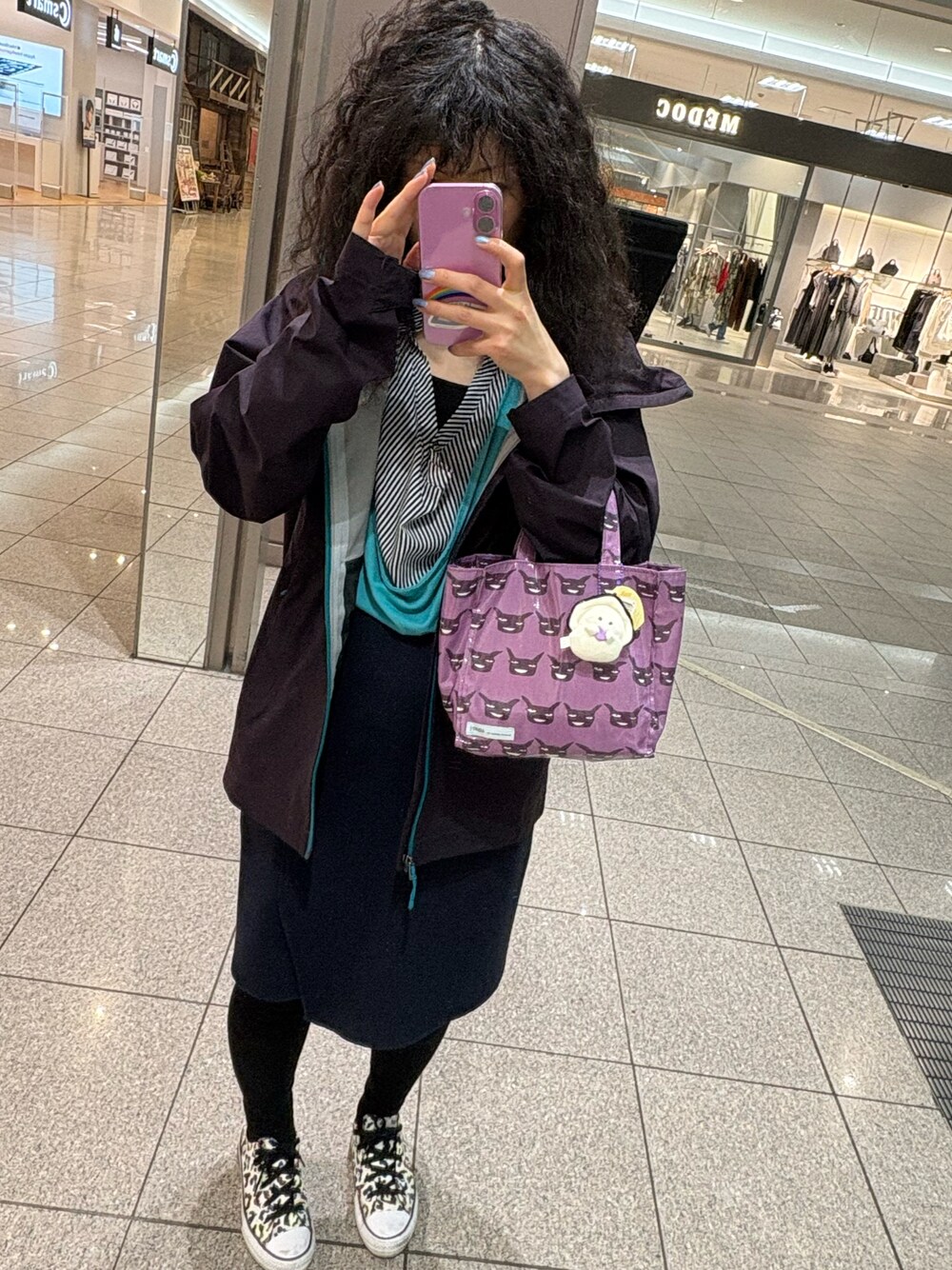 「あたらしいやーつ、ラッキーカラーはエメラルドグリーン、事務の人、水曜日のたつきてぃーどうでしょう、スニーカー、4月っ、16日っ」｜「OFUONのアイテム（Tシャツ/カットソー、グリーン系）」を使った、🐸🐸たつきてぃー🧸さん（レディース・163cm）の春コーディネートの1枚目の写真