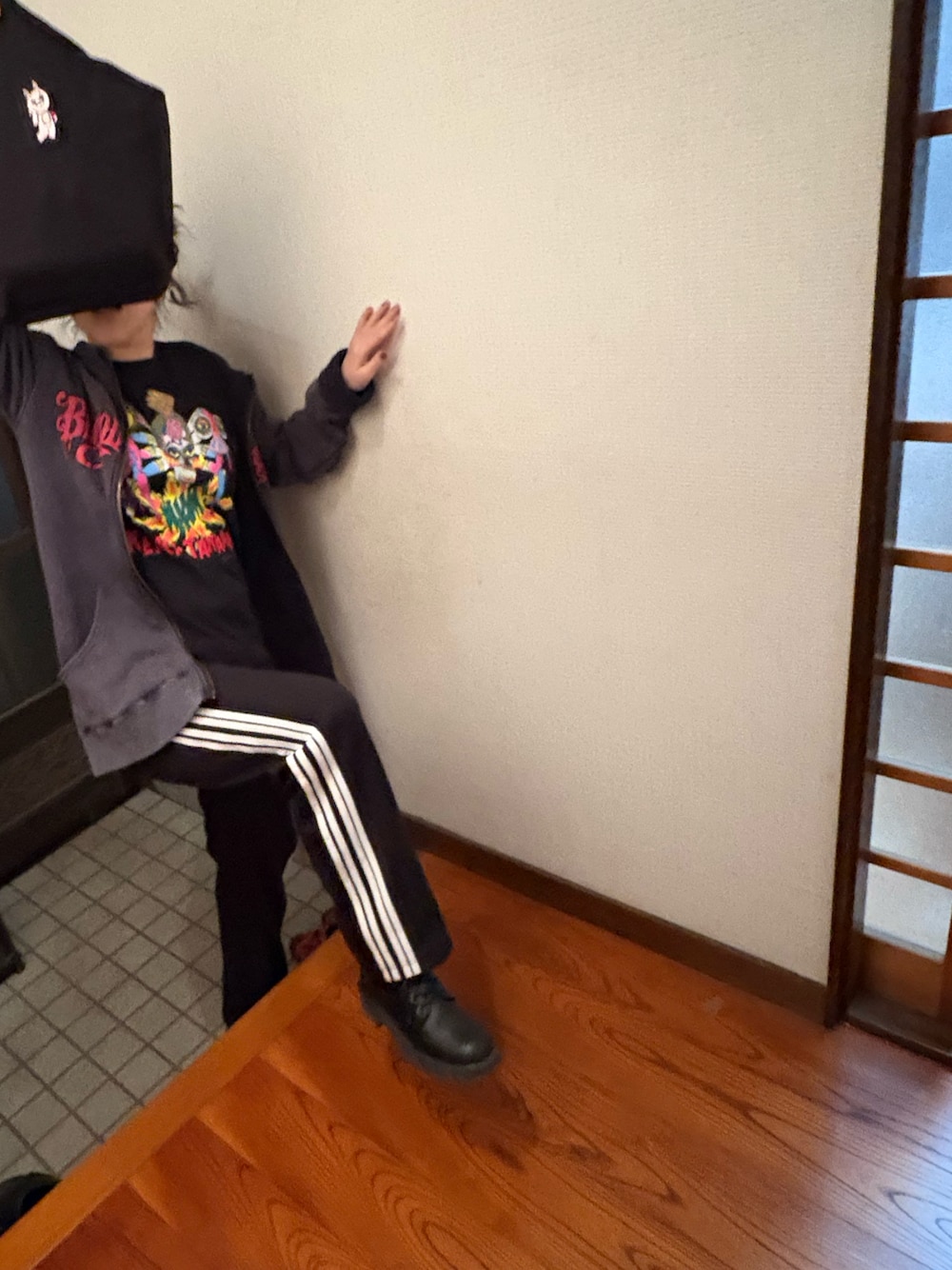 「ラッキーカラーは黒、ラッキーカラーはチャコールグレー、事務の人、水曜日のたつきてぃーどうでしょう、ごがつっ、７日っ、トートバッグ、ブーツ、トラックパンツ」｜「VAMPSグッズのアイテム（パーカー、グレー系）」を使った、🐸🐸たつきてぃー🧸さん（レディース・163cm）の春コーディネートの1枚目の写真