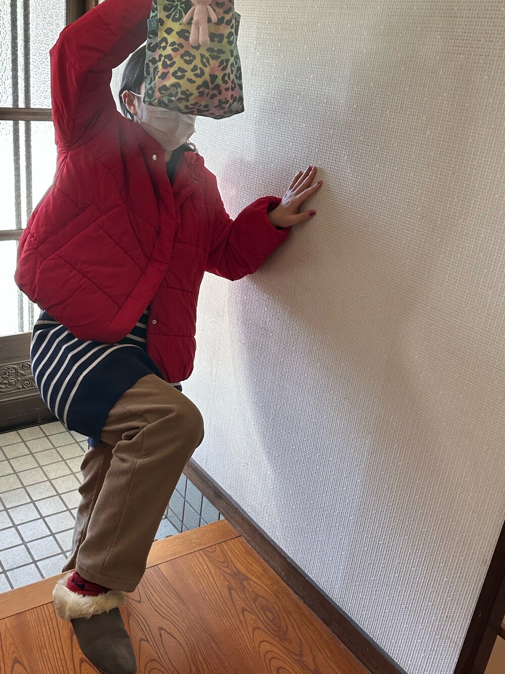 「ダウンジャケット、ラッキーカラーは赤、事務の人、水曜日のたつきてぃーどうでしょう、チャリ通勤、12月っ、11日っ」｜「earth music&ecologyの・7col 中綿ショートブルゾン ●（ブルゾン、レッド系）」を使った、🐸🐸たつきてぃー🧸さん（レディース・163cm）の冬コーディネートの1枚目の写真