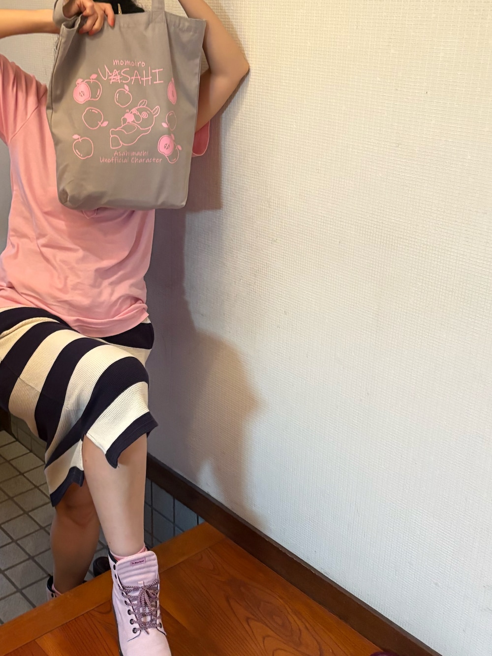 「ラッキーカラーはピンク、事務の人、月曜日のたつきてぃー、夏たつきてぃー、６月っ、９日っ、ボーダー、トートバッグ」｜「Dr. MartensのAIRWAIR ドクターマーチン SHERIDAN シェリダン 8 EYE BOOT 23792690　MALLOW PNIK（その他シューズ、ピンク系）」を使った、🐸🐸たつきてぃー🧸さん（レディース・162cm）の夏コーディネートの1枚目の写真