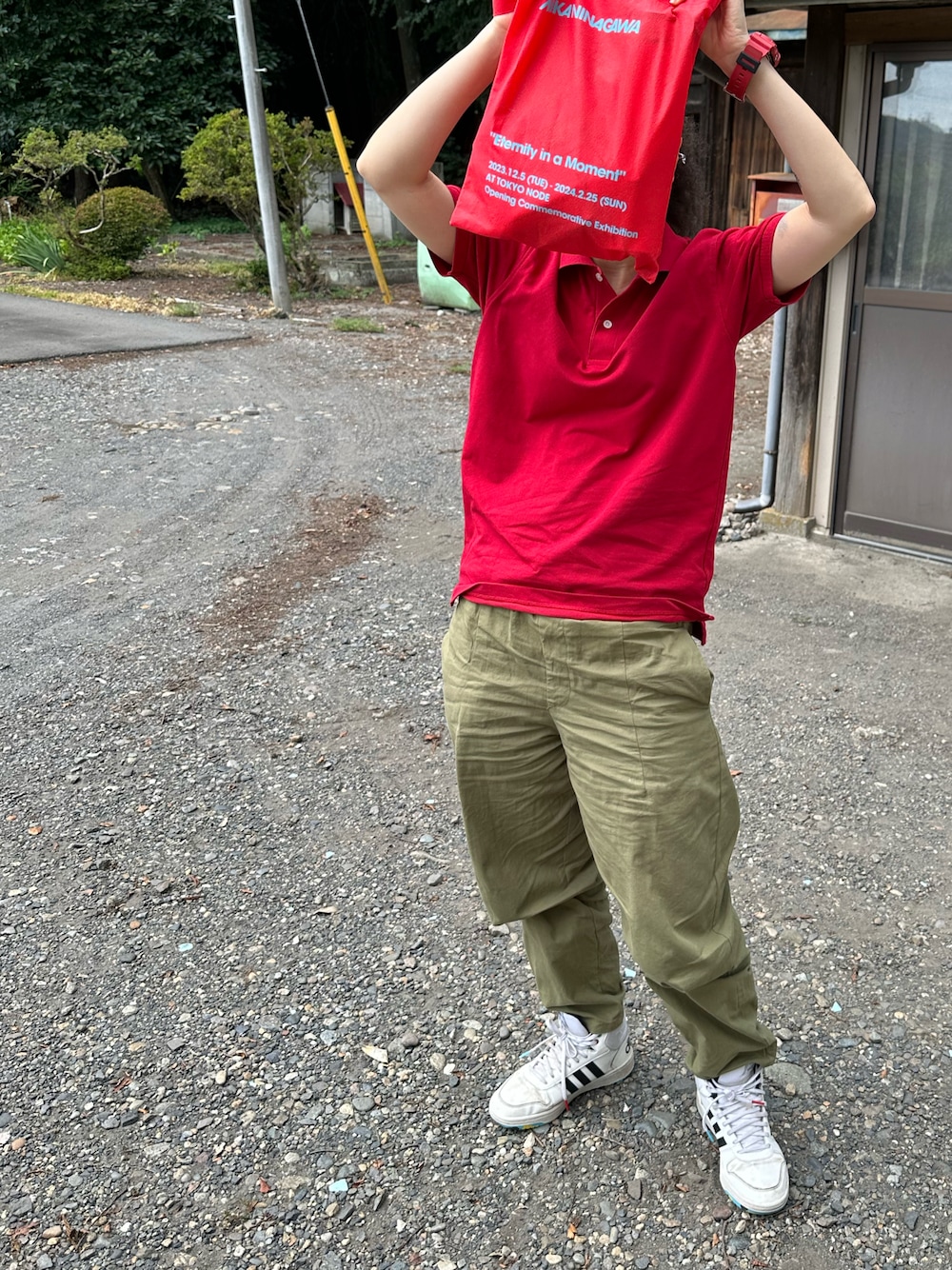「ラッキーカラーは赤、ラッキーカラーは緑、事務の人、月曜日のたつきてぃー、夏コーデ、夏たつきてぃー、8月っ、5日っ、ポロシャツ、スニーカー、チャリ通勤」｜「UNIQLOのMEN ドライカノコポロシャツ（半袖）（ポロシャツ、レッド系）」を使った、🐸🐸たつきてぃー🧸さん（レディース・163cm）の夏コーディネートの1枚目の写真