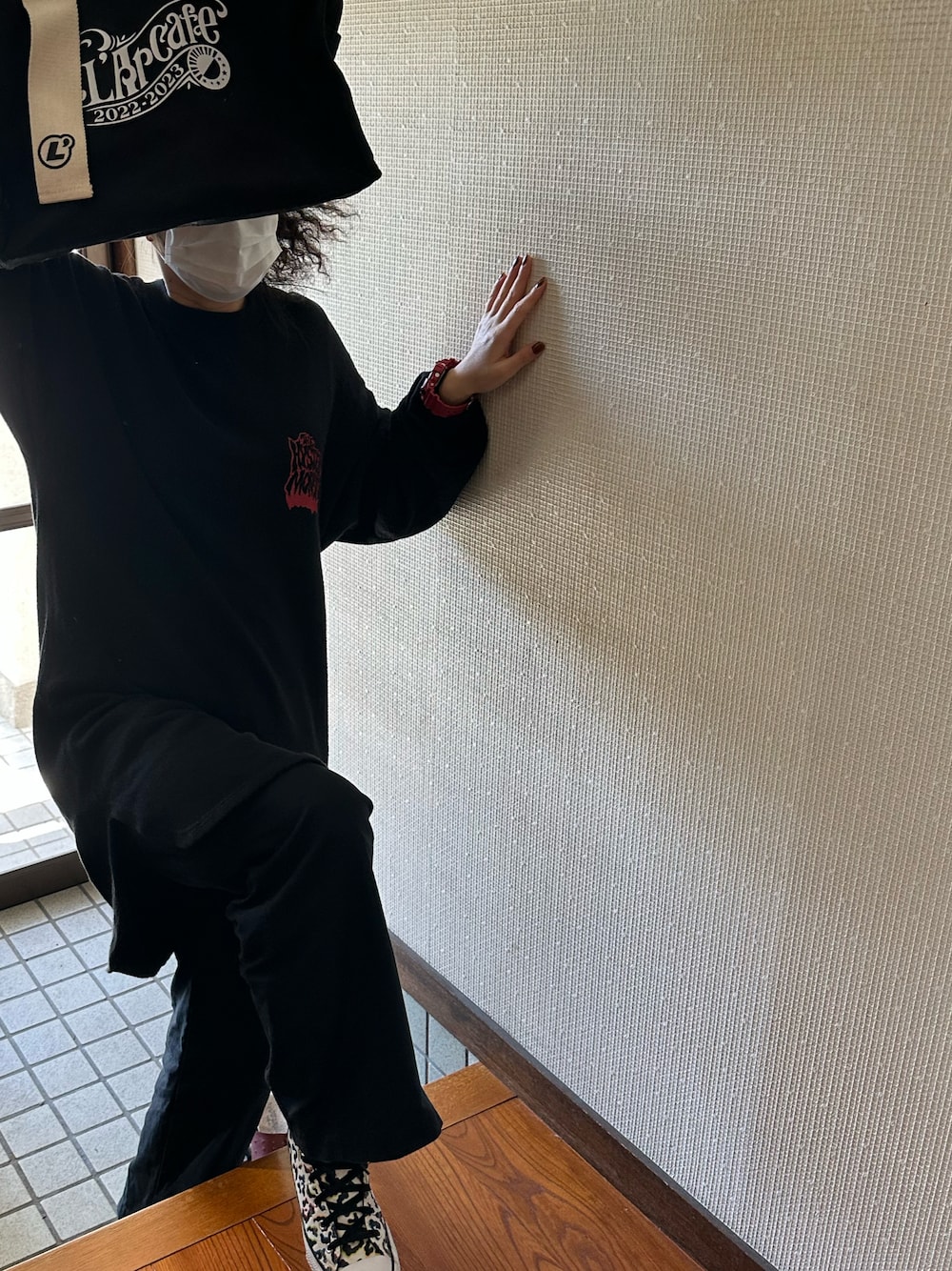 「秋っぽコーデ更新中、ラッキーカラーは黒、事務の人、たつ金曜ロードショー、はなきんはなきん、秋たつきてぃー、ワンピース、レイヤード、10月っっ、11日っ、スニーカー」｜「HYSTERIC GLAMOURのHYS MONSTER ワンピース（ワンピース、ブラック系）」を使った、🐸🐸たつきてぃー🧸さん（レディース・163cm）の秋コーディネートの1枚目の写真