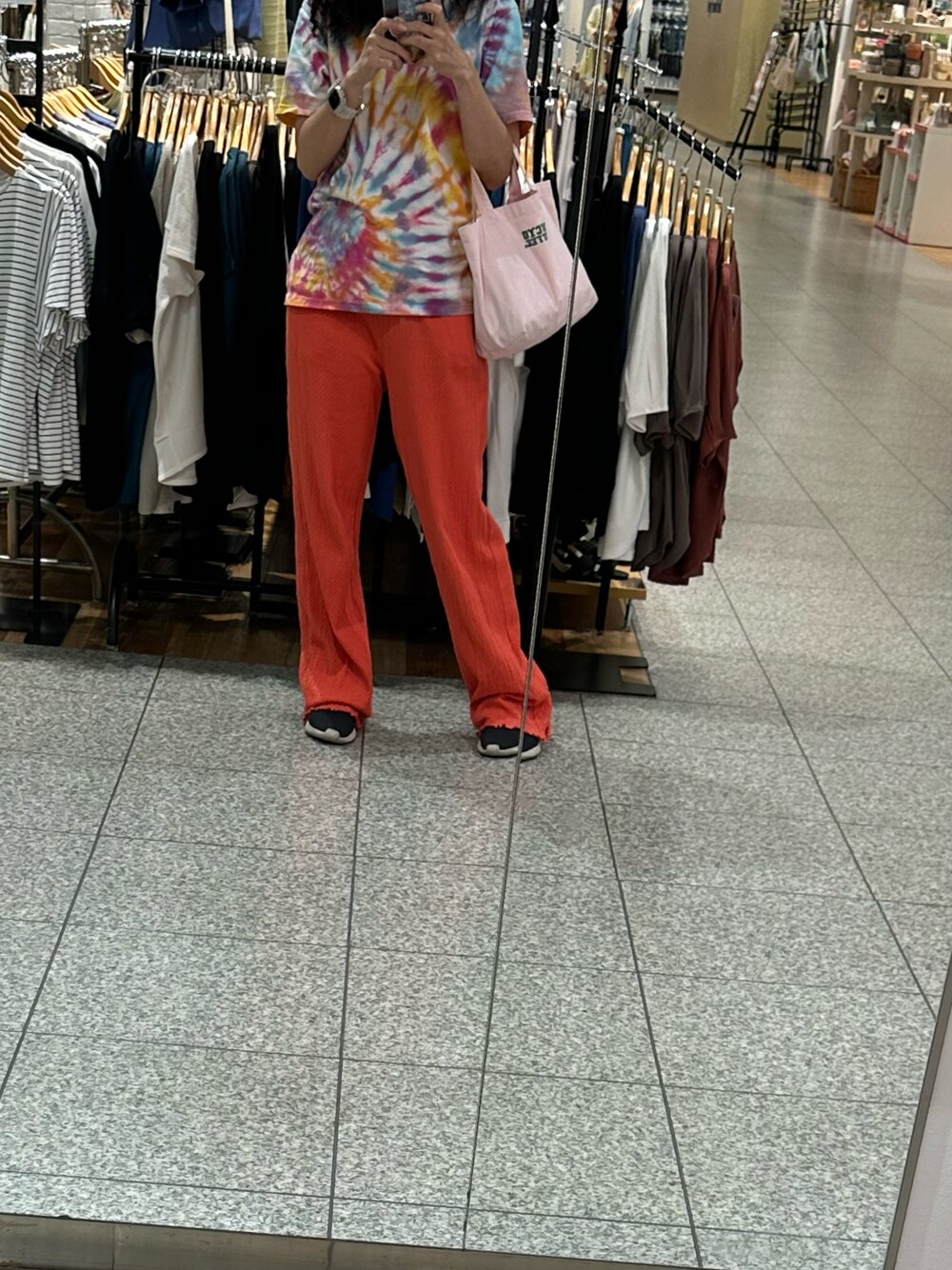 「夏だ！Tシャツ着よう！、フェスコーデ、さらっと晴れやかスナップ、きれいめカジュアル、梅雨たつきてぃー、土曜日のたつきてぃー、６月っ、22日っ、タイダイ柄、ラッキーカラーはオレンジ、カラーパンツ、スニーカー、梅雨(天パ強め)」｜「X-girlのLETTUCE EDGE EASY PANTS/ストレートシルエット ウエストゴムパンツ/カラーパンツ/イージーパンツ（その他パンツ、ピンク系）」を使った、🐸🐸たつきてぃー🧸さん（レディース・163cm）の夏コーディネートの1枚目の写真