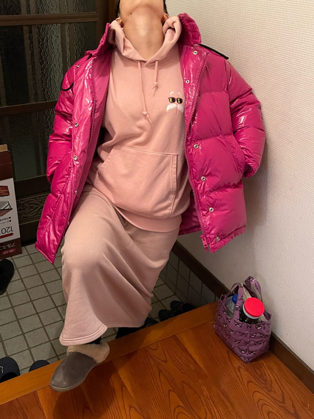 「カジュアルコーデ、ラッキーカラーはピンク、事務の人、2月っ、2日っ、水曜日のたつきてぃーどうでしょう」｜「DIESELのレディース　オーバーサイズ ダウンジャケット（ダウンジャケット/コート、ピンク系）」を使った、🐸🐸たつきてぃー🧸さん（レディース・162cm）の冬コーディネートの1枚目の写真