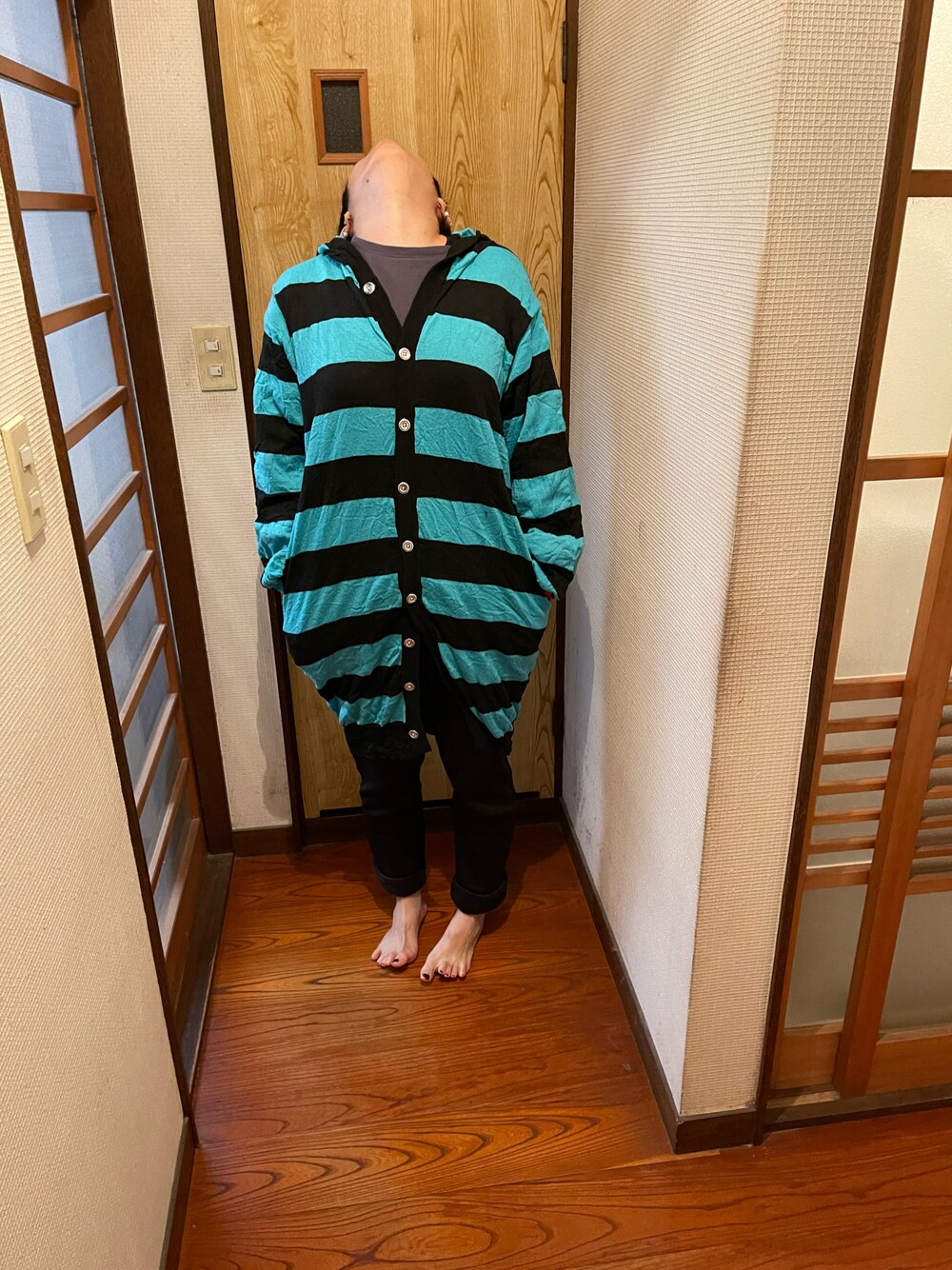 「クリスマスに着たい服、事務の人、ラッキーカラーは蛍光色、12月っ、21日っ、火サスならぬ火たつ、冬たつきてぃー」｜「爆暖2021のアイテム（その他パンツ、ブラック系）」を使った、🐸🐸たつきてぃー🧸さん（レディース・162cm）の冬コーディネートの1枚目の写真
