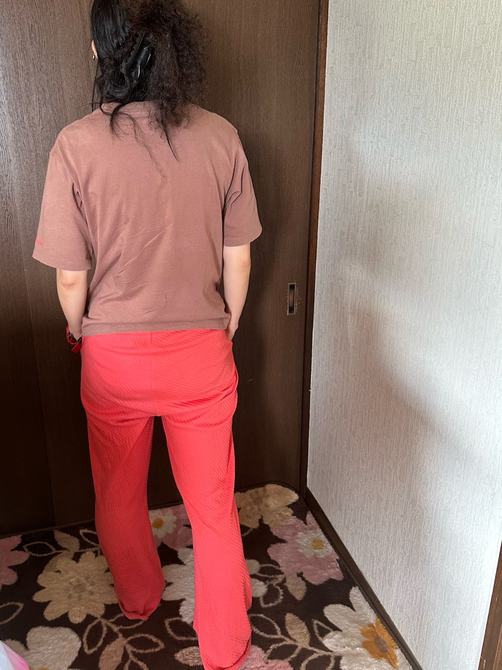 「ラッキーカラーはダークブラウン、事務の人の休日、れんきゅー、9月っ、15日っ、秋コーデ、フレアパンツ、日曜日のたつきてぃー、秋たつきてぃー」｜「X-girlのLETTUCE EDGE EASY PANTS/ストレートシルエット ウエストゴムパンツ/カラーパンツ/イージーパンツ（その他パンツ、ピンク系）」を使った、🐸🐸たつきてぃー🧸さん（レディース・163cm）の秋コーディネートの1枚目の写真