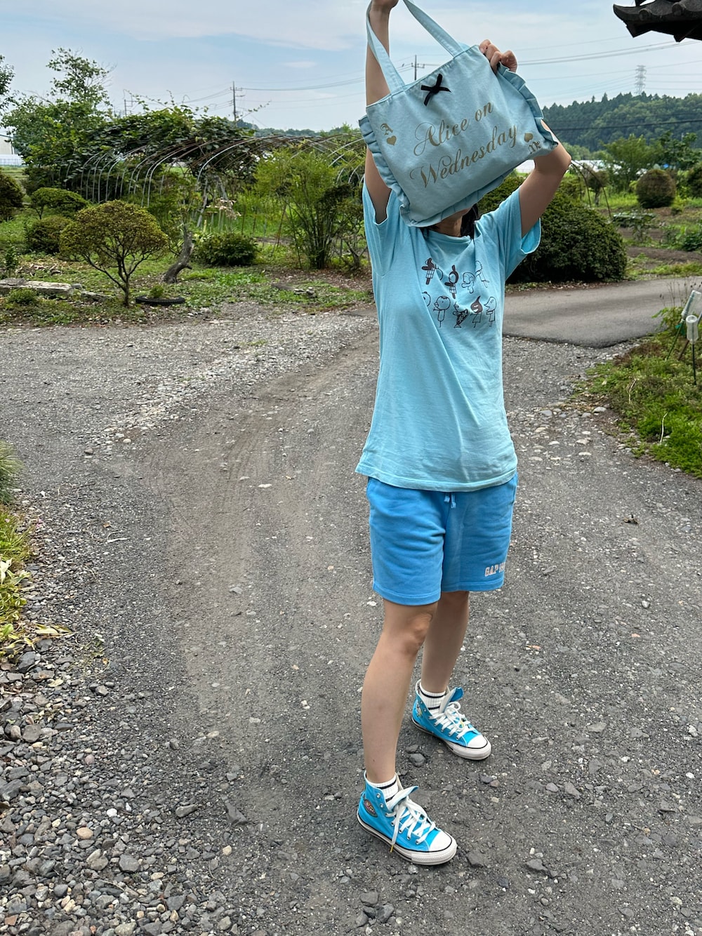 「ラッキーカラーはスカイブルー、事務の人の休日、夏コーデ、梅雨たつきてぃー、梅雨(天パ強め)、月曜日のたつきてぃー、ハーフパンツ、7月っ、８日っ」｜「CONVERSEの【コンバース×たまごっち コラボ】CONVERSE/コンバース CONVERSE ALL STAR TAMAGOTCHI HI レディース スニーカー 31310400/31310401（スニーカー、ブルー系）」を使った、🐸🐸たつきてぃー🧸さん（レディース・163cm）の夏コーディネートの1枚目の写真
