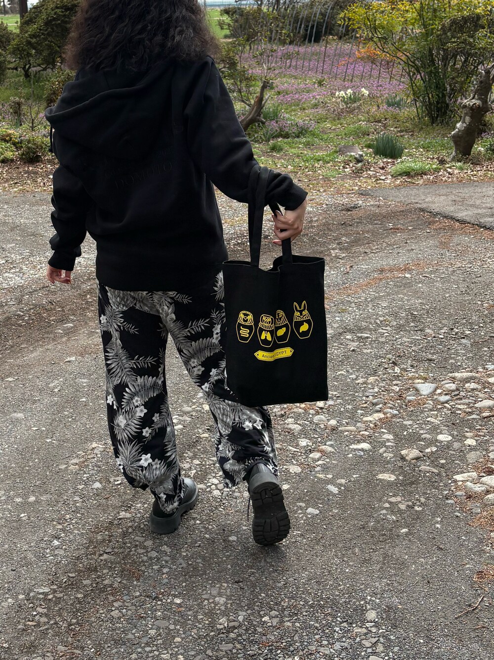 「ラッキーカラーは黒、事務の人、たつ金曜ロードショー、プレミアムフライデー、プレミャームフライデー、春たつきてぃー、3月っ、28日っ、あたらしいやーつ」｜「エジプト🇪🇬のアイテム（トートバッグ、ブラック系）」を使った、🐸🐸たつきてぃー🧸さん（レディース・163cm）の春コーディネートの1枚目の写真