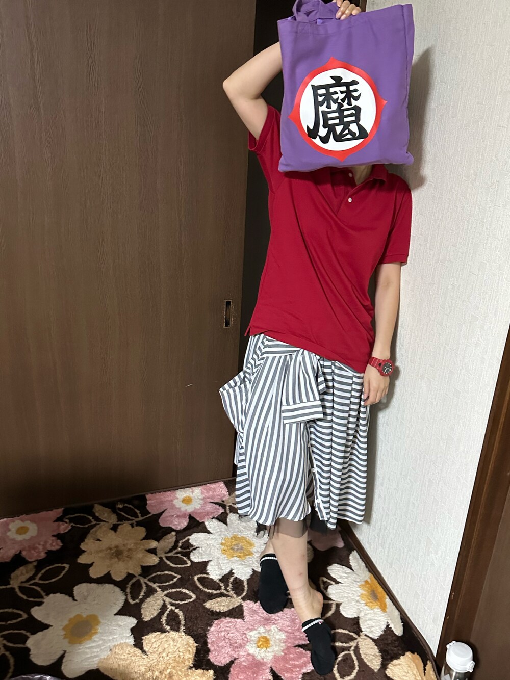 「ラッキーカラーは赤、ラッキーカラーは黒、ラッキーカラーはムラサキ、事務の人、木曜日のたつきてぃー、梅雨たつきてぃー、梅雨(天パ強め)、雨たつき、7月っ、11日っ、ポロシャツ、トートバッグ」｜「UNIQLOのMEN ドライカノコポロシャツ（半袖）（ポロシャツ、レッド系）」を使った、🐸🐸たつきてぃー🧸さん（レディース・163cm）の夏コーディネートの1枚目の写真