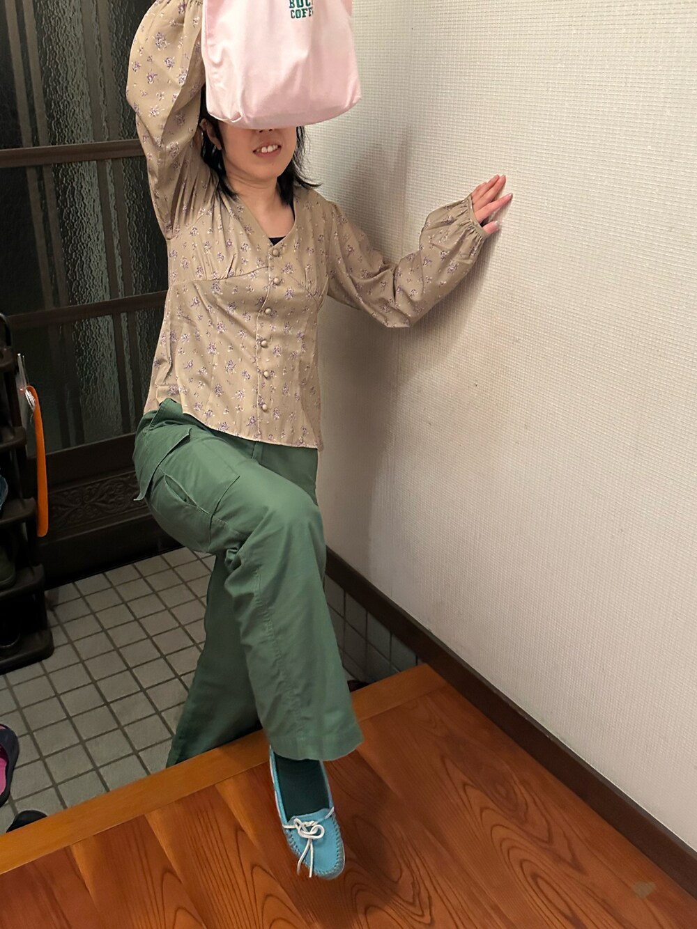 「雨の日コーデ、ラッキーカラーはダークグリーン、事務の人、火サスならぬ火たつ、夏たつきてぃー、６月っ、4日っ」｜「X-girlのFLORAL BLOUSE（シャツ/ブラウス、グリーン系）」を使った、🐸🐸たつきてぃー🧸さん（レディース・162cm）の夏コーディネートの1枚目の写真