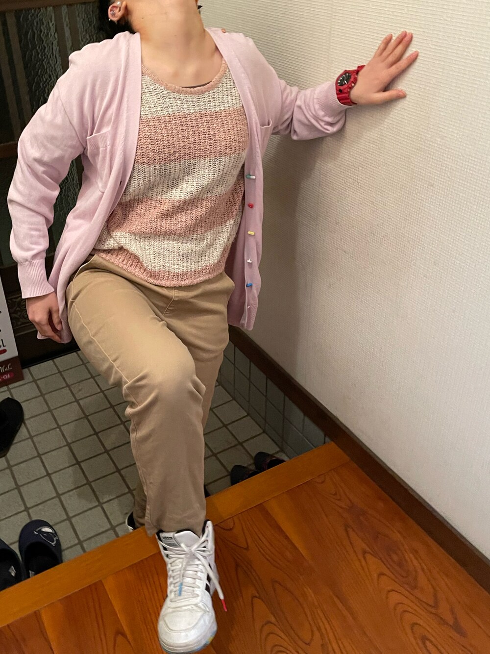 「淡色コーデ、ラッキーカラーは黒、ラッキーカラーは黄色、事務の人、月曜日のたつきてぃー、3月っ、1日っ」｜「しまむらのアイテム（チノパンツ、ベージュ系）」を使った、🐸🐸たつきてぃー🧸さん（レディース・162cm）の春コーディネートの1枚目の写真