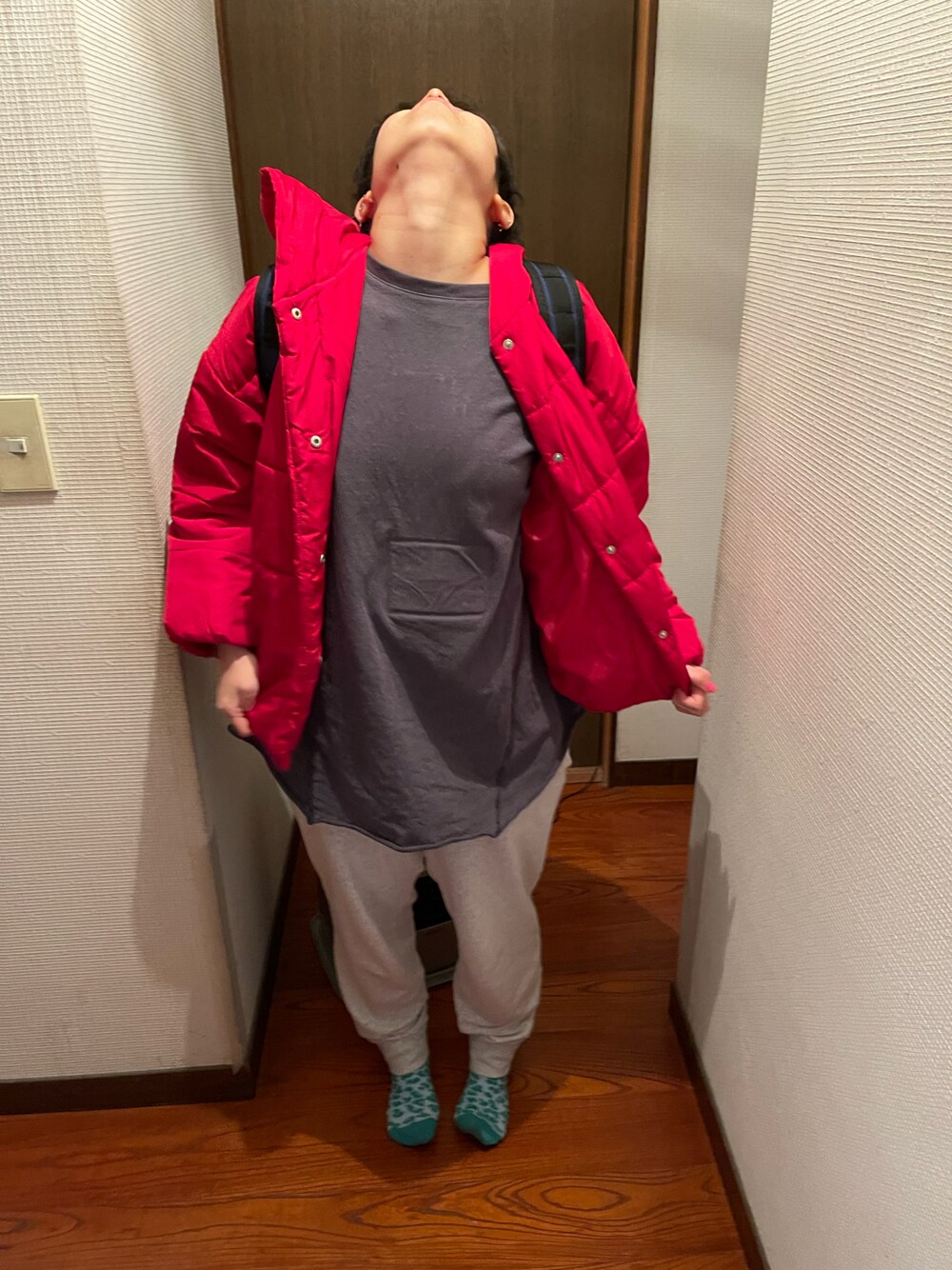 「事務の人、ラッキーカラーはチャコールグレー、ラッキーカラーは真紅、12月っ、14日っ、月曜日のたつきてぃー、スウェットパンツ、冬たつきてぃー」｜「UNIQLOのアイテム（パンツ、グレー系）」を使った、🐸🐸たつきてぃー🧸さん（レディース・162cm）の冬コーディネートの1枚目の写真