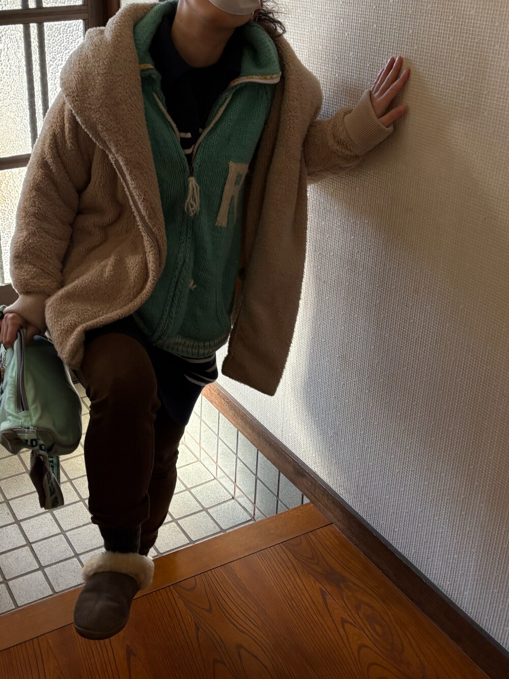 「ラッキーカラーはネイビーブルー、事務の人、木曜日のたつきてぃー、1月っ、16日っ、ラッキーカラーは緑、冬たつきてぃー、静電気きらーい、ショルダーバッグ、真冬のあったかスタイル、ニットワンピース」｜「ROTE ROSA 🌺のアイテム（ショルダーバッグ、グリーン系）」を使った、🐸🐸たつきてぃー🧸さん（レディース・163cm）の冬コーディネートの1枚目の写真