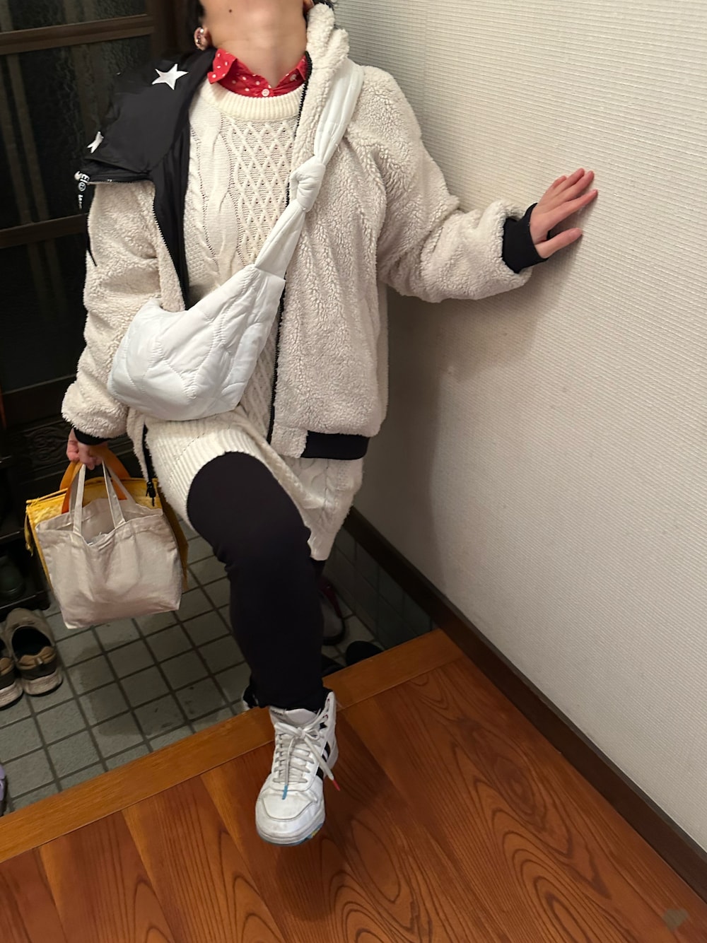 「ニット、ニットワンピース、ニットワンピ、ラッキーカラーは白、事務の人、水曜日のたつきてぃーどうでしょう、1月っ、11日っ」｜「しまむらのアイテム（ワンピース、ホワイト系）」を使った、🐸🐸たつきてぃー🧸さん（レディース・163cm）の冬コーディネートの1枚目の写真