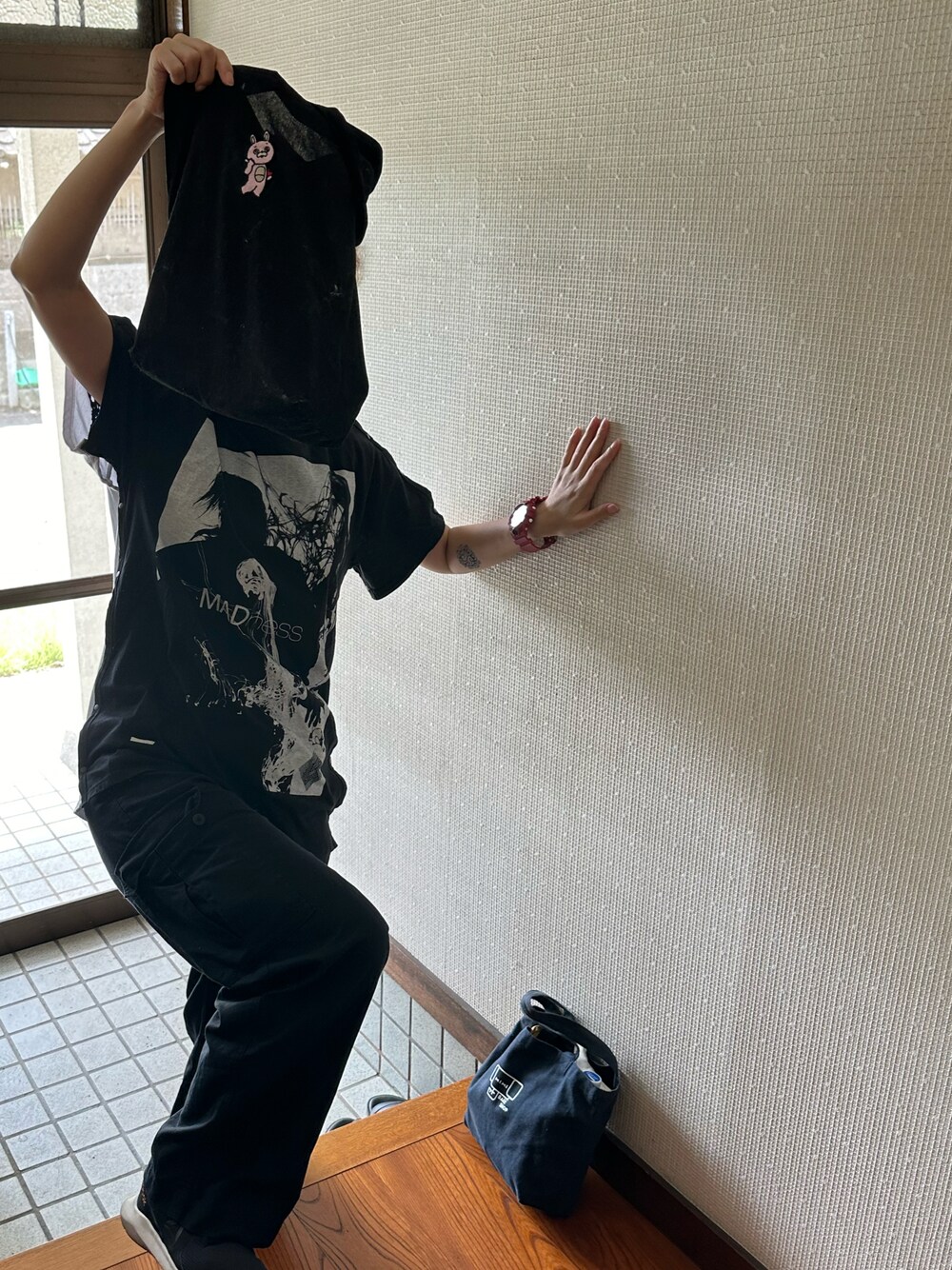 「ラッキーカラーは黒、事務の人、月曜日のたつきてぃー、レイヤードスタイル、プチプラ、アツいコーデ全部見せ、夏たつきてぃー、8月っ、19日っ、トートバッグ、スニーカー、カーゴパンツ」｜「UNIQLOのアイテム（カーゴパンツ、ブラック系）」を使った、🐸🐸たつきてぃー🧸さん（レディース・163cm）の夏コーディネートの1枚目の写真