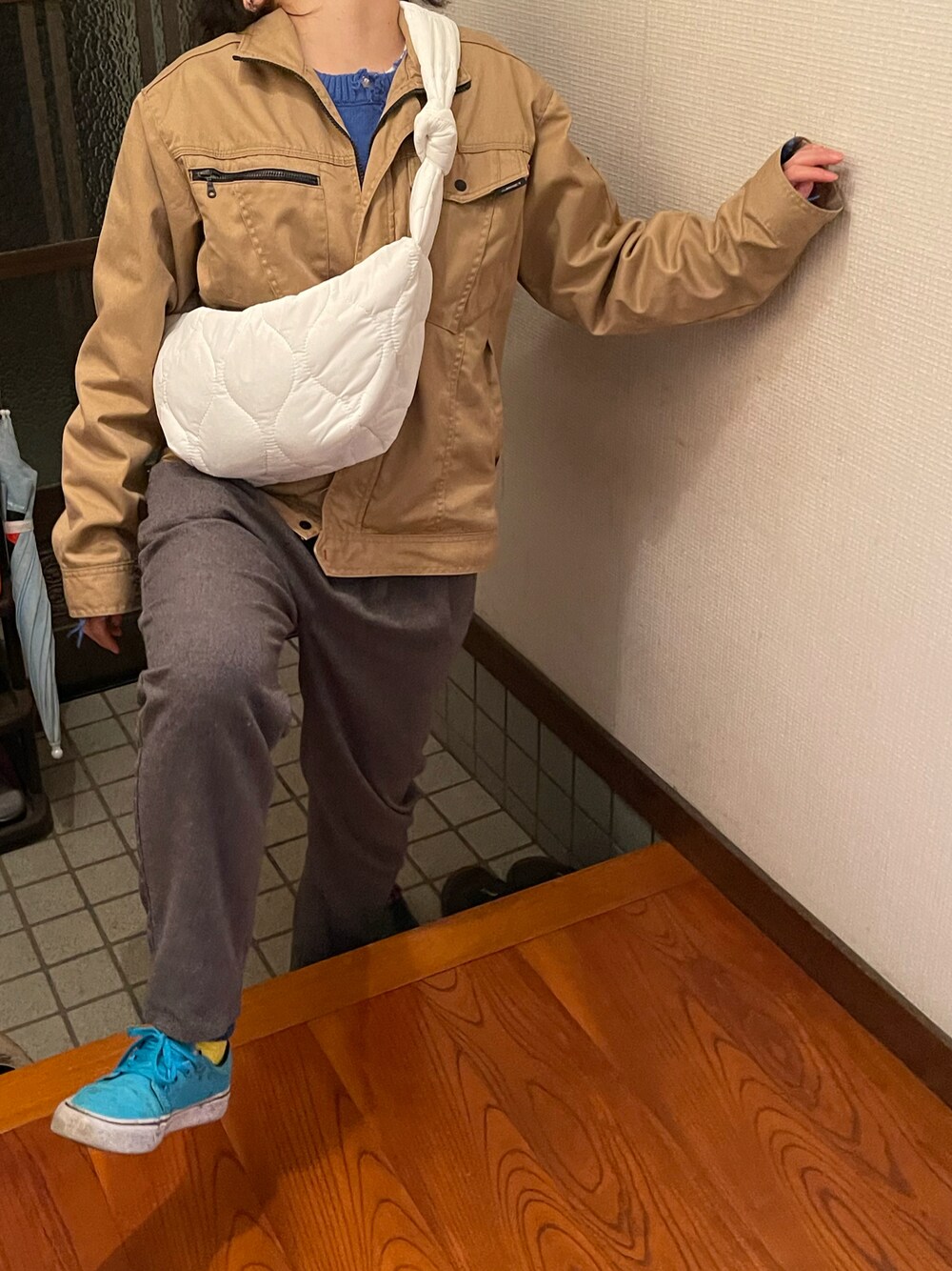 「ニット、ラッキーカラーは青、あたらしいやーつ、事務の人、月曜日のたつきてぃー、11月っっ、14日っ、ラッキーカラーは黄色」｜「しまむらのアイテム（パンツ、グレー系）」を使った、🐸🐸たつきてぃー🧸さん（レディース・162cm）の秋コーディネートの1枚目の写真