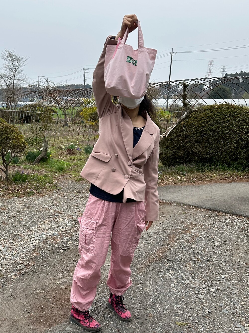 「ピンク、ラッキーカラーはピンク、事務の人、水曜日のたつきてぃーどうでしょう、春たつきてぃー、4月っ、3日っ、ジャケット、カーゴパンツ、トートバッグ、ブーツ」｜「ブチョーコーヒー☕️のアイテム（トートバッグ、ピンク系）」を使った、🐸🐸たつきてぃー🧸さん（レディース・162cm）の春コーディネートの1枚目の写真