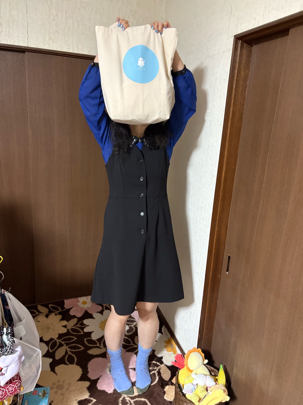 「ラッキーカラーは青、事務の人、春たつきてぃー、木曜日のたつきてぃー、あたらしいやーつ、4月っ、24日っ」｜「古代オリエント博物館のアイテム（トートバッグ、ブルー系）」を使った、🐸🐸たつきてぃー🧸さん（レディース・163cm）の春コーディネートの1枚目の写真
