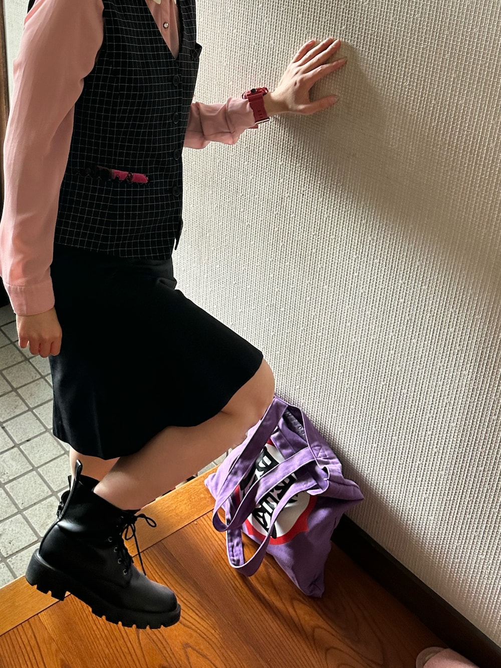 「ラッキーカラーは黒、事務の人、月曜日のたつきてぃー、６月っ、10日っ、シャツ好き集まれ、夏コーデ、プチプラ、レイヤードスタイル、ベスト、トートバッグ、夏たつきてぃー」｜「GUのアイテム（ブーツ、ブラック系）」を使った、🐸🐸たつきてぃー🧸さん（レディース・163cm）の夏コーディネートの1枚目の写真