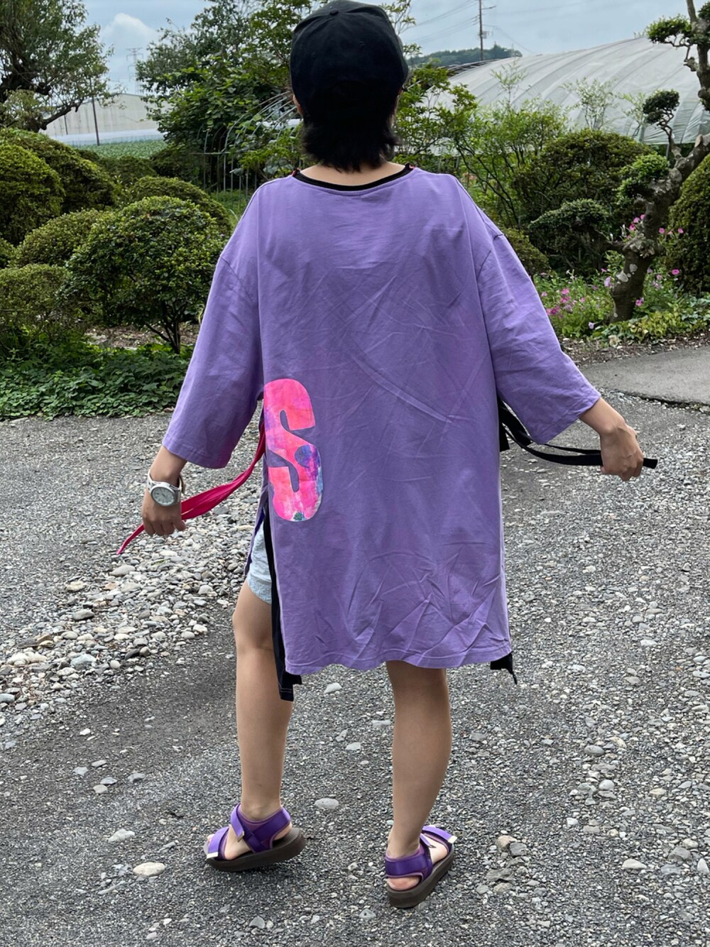 「ラッキーカラーは濃紫色、事務の人の休日、日曜日のたつきてぃー、8月っ、29日っ」｜「Kiitosのアイテム（Tシャツ/カットソー、パープル系）」を使った、🐸🐸たつきてぃー🧸さん（レディース・162cm）の夏コーディネートの1枚目の写真