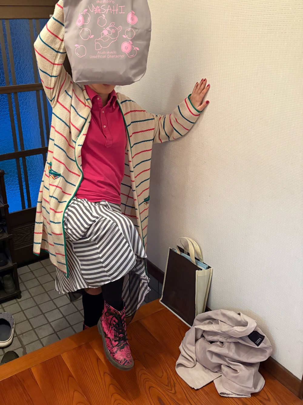 「あたらしいやーつ、ラッキーカラーはショッキングピンク、事務の人、火サスならぬ火たつ、夏たつきてぃー、ごがつっ、27日っ、トートバッグ、ロングスカート、ポロシャツ、ブーツ」｜「桃色ウサヒのアイテム（トートバッグ、グレー系）」を使った、🐸🐸たつきてぃー🧸さん（レディース・163cm）の春コーディネートの1枚目の写真
