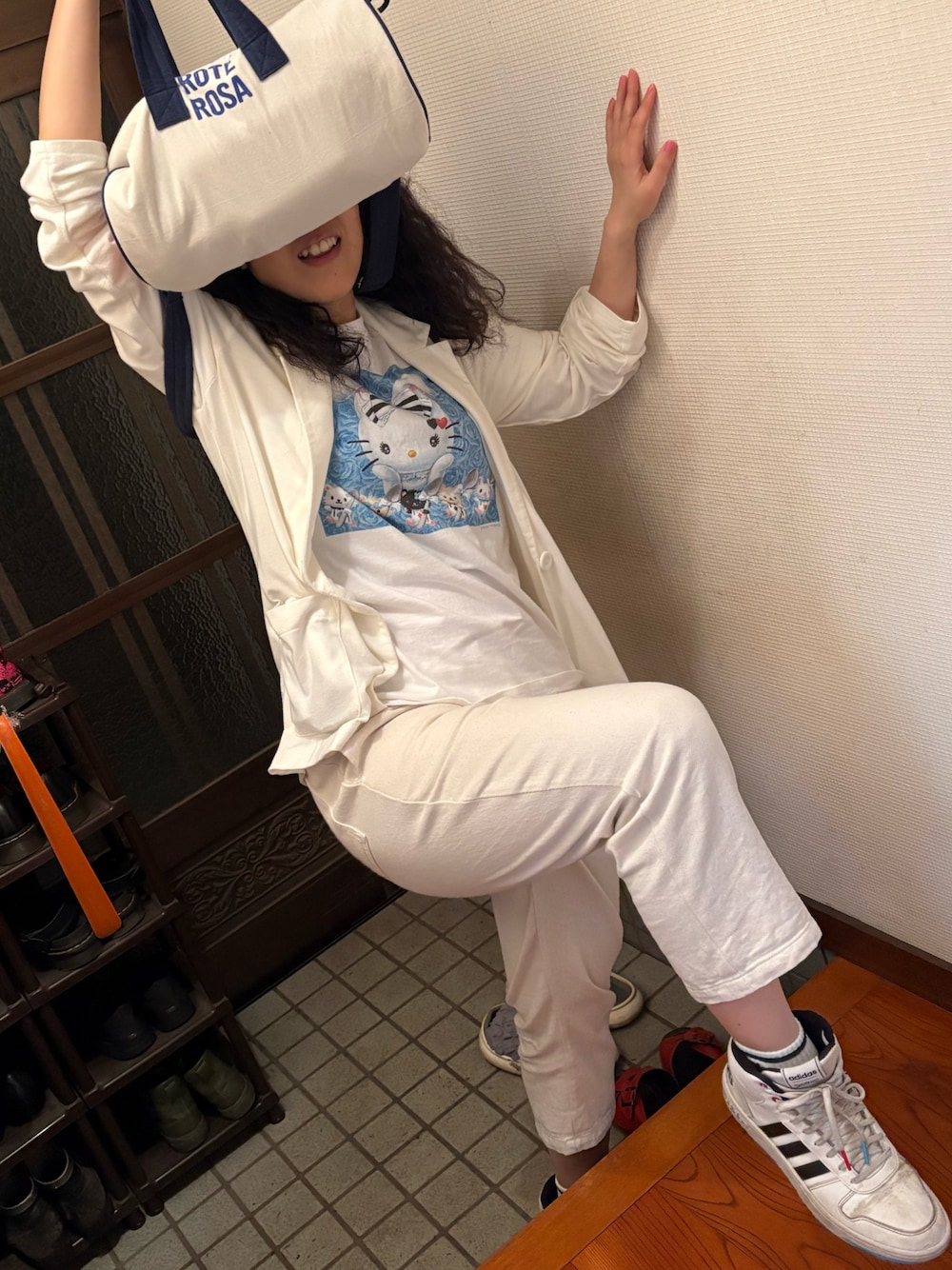 「ラッキーカラーは白、事務の人、月曜日のたつきてぃー、夏たつきてぃー、ごがつっ、19日っ、あたらしいやーつ、ショルダーバッグ、キャラT、白パンツ、スニーカー」｜「adidasのポケモン アドバンテージ [Advantage Pokemon] アディダス（スニーカー、ホワイト系）」を使った、🐸🐸たつきてぃー🧸さん（レディース・163cm）の春コーディネートの1枚目の写真