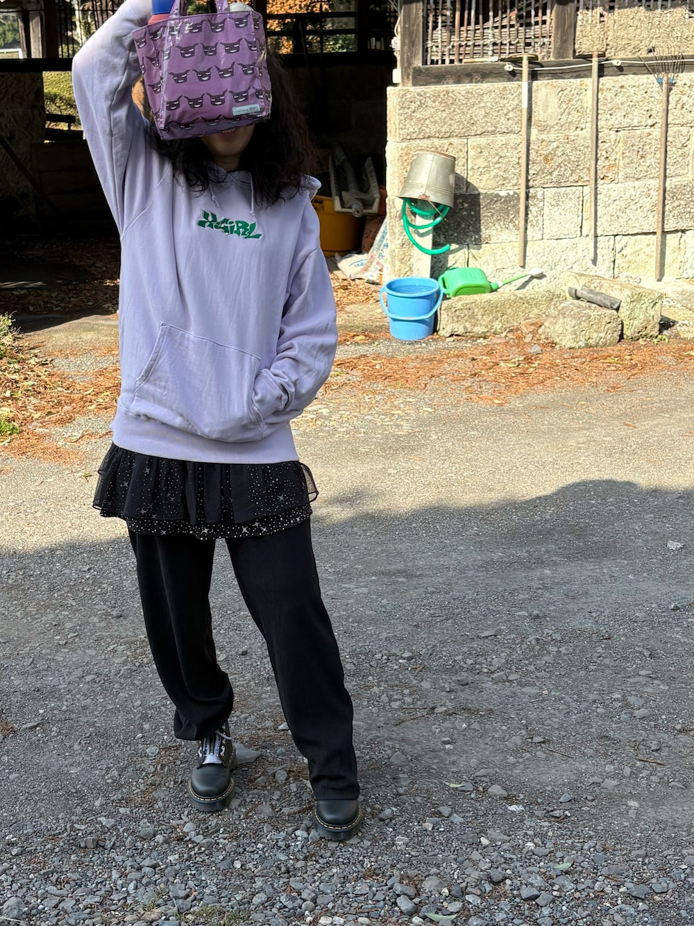 X-girl（エックスガール）の「GRAFFITI LOGO SWEAT CROPPED TOP