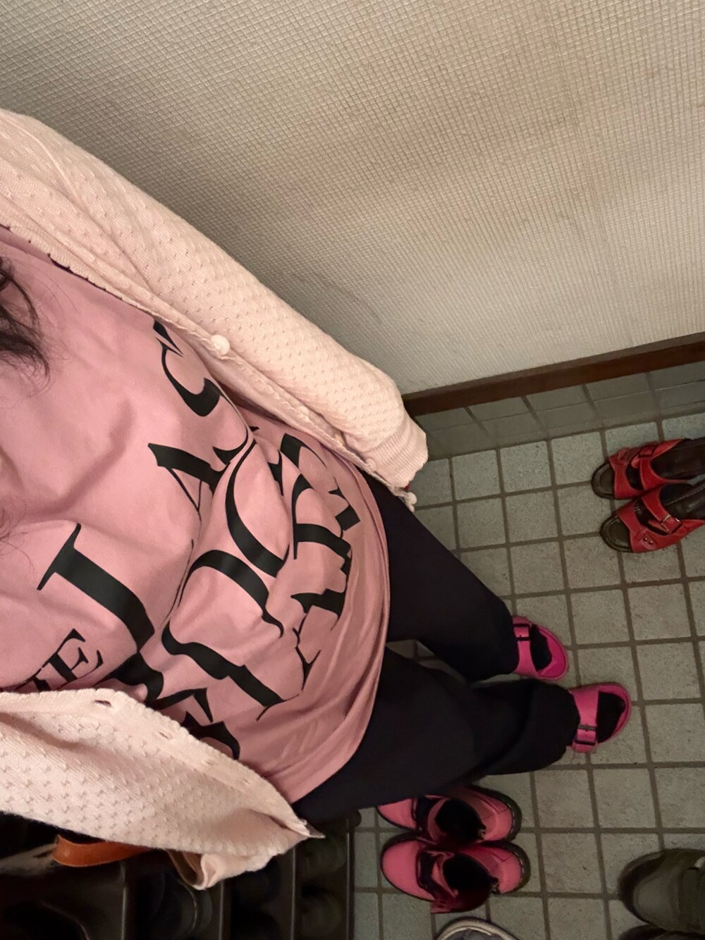 「ラッキーカラーはピンク、事務の人、水曜日のたつきてぃーどうでしょう、夏たつきてぃー、ごがつっ、28日っ、カーディガン、あたらしいやーつ、ブーツ、ロゴT、バンドT」｜「ラスロクのアイテム（Tシャツ/カットソー、ピンク系）」を使った、🐸🐸たつきてぃー🧸さん（レディース・163cm）の春コーディネートの1枚目の写真