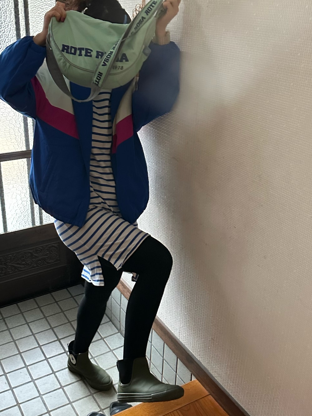 「冬アウター、プチプラ、事務の人の仕事始めっ、ラッキーカラーは青、月曜日のたつきてぃー、事務の人、冬たつきてぃー、1月っ、６日っ、静電気きらーい、スニーカー、ショルダーバッグ、ワンピース」｜「Honeysの中綿配色ブルゾン（ブルゾン、ブルー系）」を使った、🐸🐸たつきてぃー🧸さん（レディース・163cm）の冬コーディネートの1枚目の写真