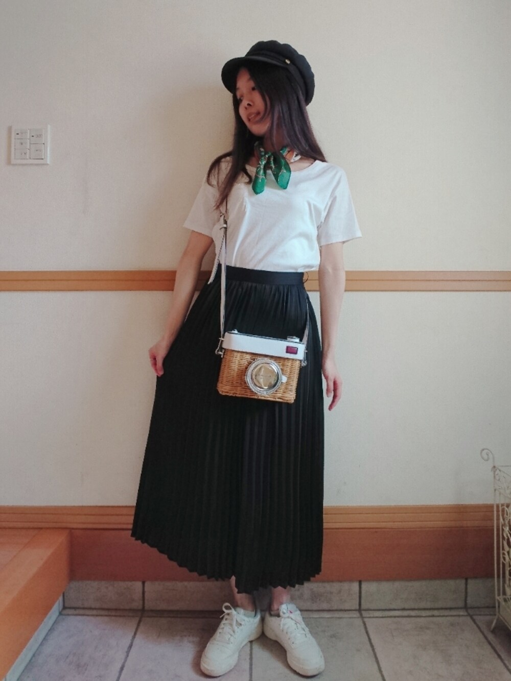 「キャスケット、スカーフ、白Tシャツ、ロングスカート、プリーツスカート、スニーカー、かごバッグ、Kate Spade、カメラ、きれいめカジュアル、レトロ、マリン」｜「OZOCのアイテム（キャスケット、ブラック系）」を使った、kiさん（レディース・160cm）の秋コーディネートの1枚目の写真