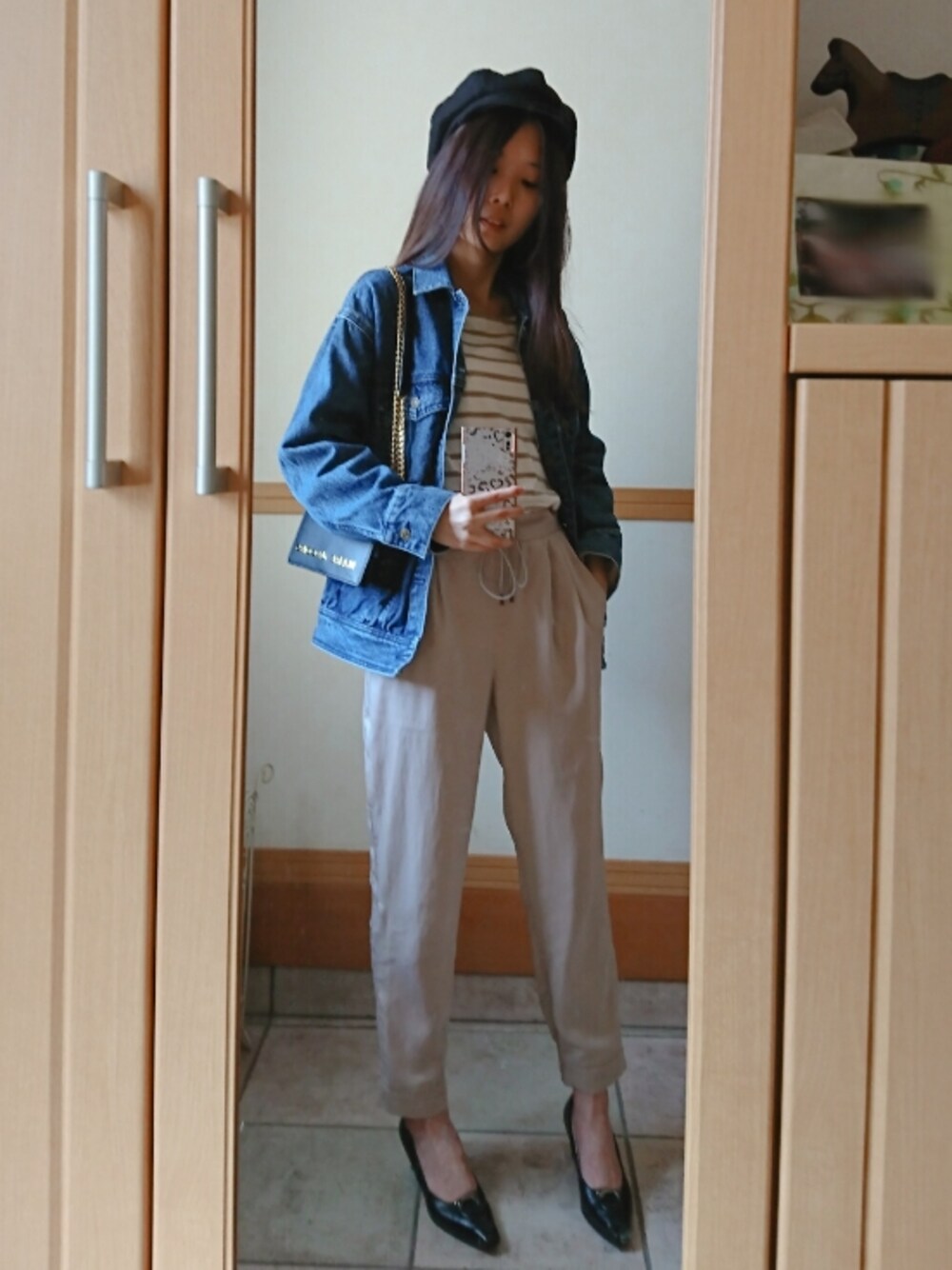 ベージュ系のTシャツ/カットソー、ブルー系のデニムジャケット、ブラック系のショルダーバッグを着用したレディースの秋コーディネートの1枚目の写真