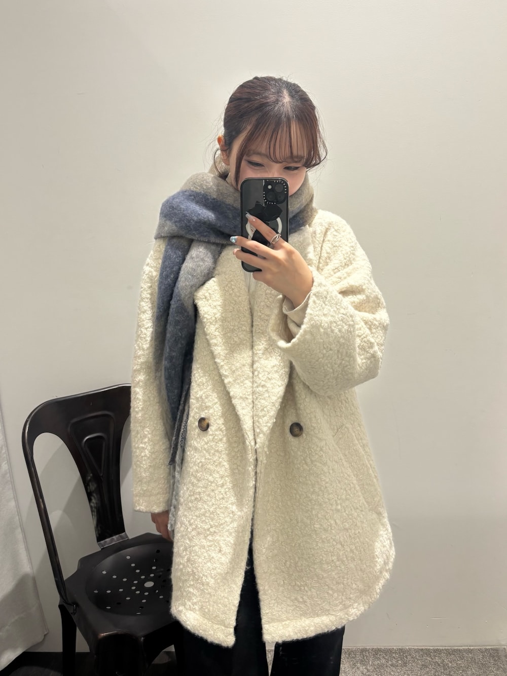 ホワイト系のピーコート、ブラウン系のマフラーを着用したレディースの秋コーディネートの1枚目の写真