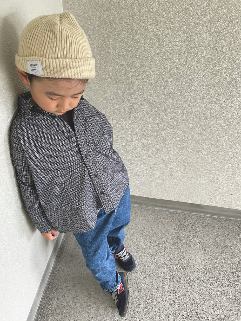 「5歳、男の子、キッズ、キッズコーデ、キッズファッション、カジュアル、プチプラ、カジュアルコーデ、チェックシャツ、シャツスタイル、デニム、スニーカー、韓国子供服、韓国ファッション、秋のコーデ」｜「monmimiのアイテム（デニムパンツ、ブルー系）」を使った、sskk11さん（キッズ・110cm）の秋コーディネートの1枚目の写真