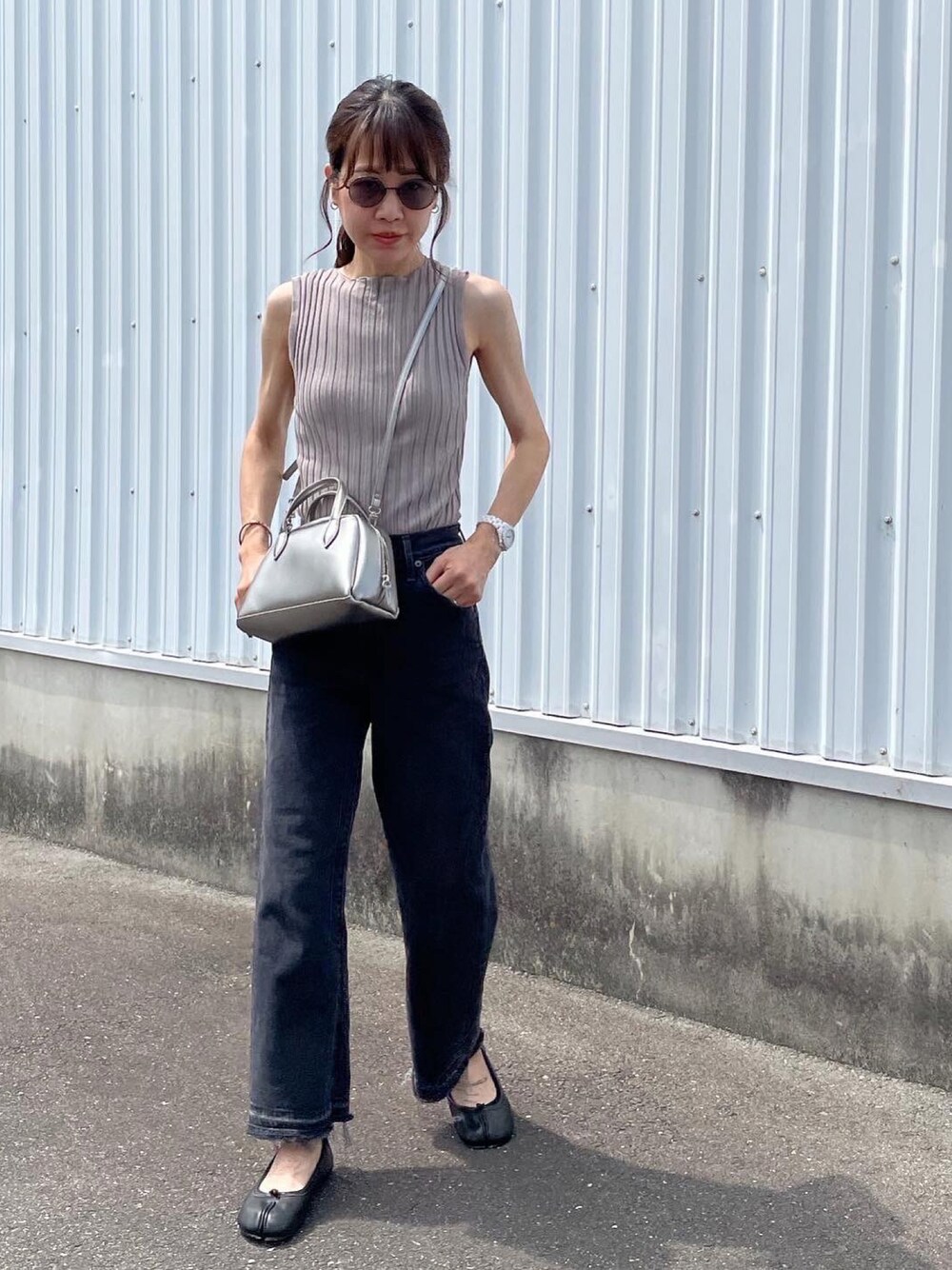 「ママコーデ、足袋バレエ、オトナ女子、シンプル、カジュアル、ブラック、ワントーンコーデ、デニムパンツ、大人カジュアル、ママファッション」｜「BEAUTY&YOUTH UNITED ARROWSのBY フェイクレザードームミニボストンバッグ -2WAY- ◆（ボストンバッグ、シルバー系）」を使った、Rさん（レディース・160cm）の夏コーディネートの1枚目の写真