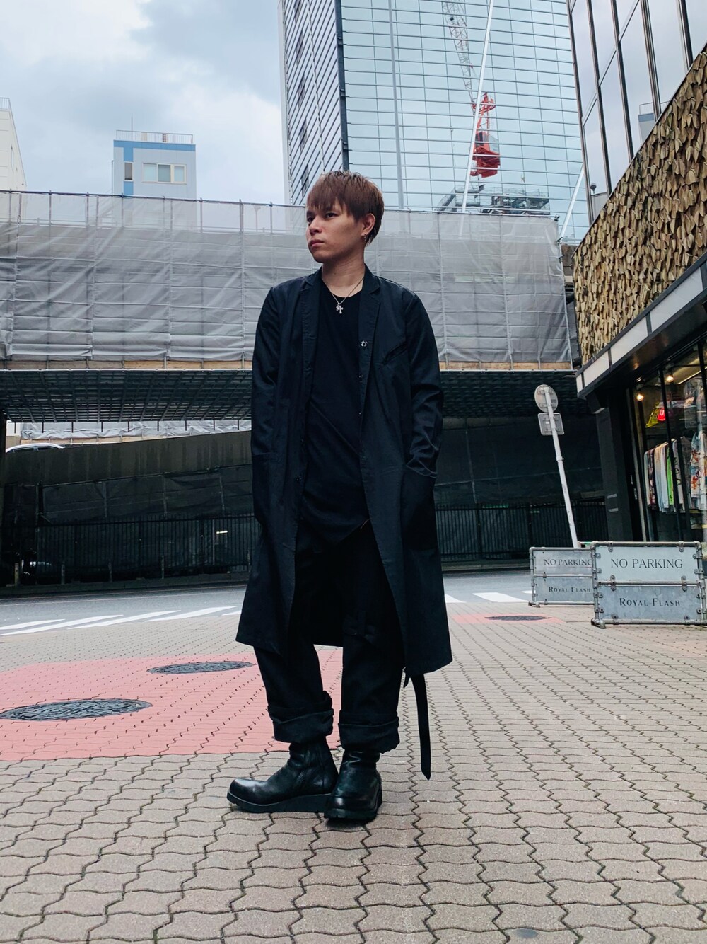 「ROYAL FLASH、KMRii、秋服準備はじめました、ボンテージパンツ、ブーツ、ファッションの力を信じよう、低身長コーデ、オールブラック、コート、秋冬コーデ」｜「KMRiiの【別注】KMRii/ケムリ/Tailored Long Coat/RFM（ステンカラーコート、ブラック系）」を使った、Sさん（メンズ・160cm）の秋コーディネートの1枚目の写真