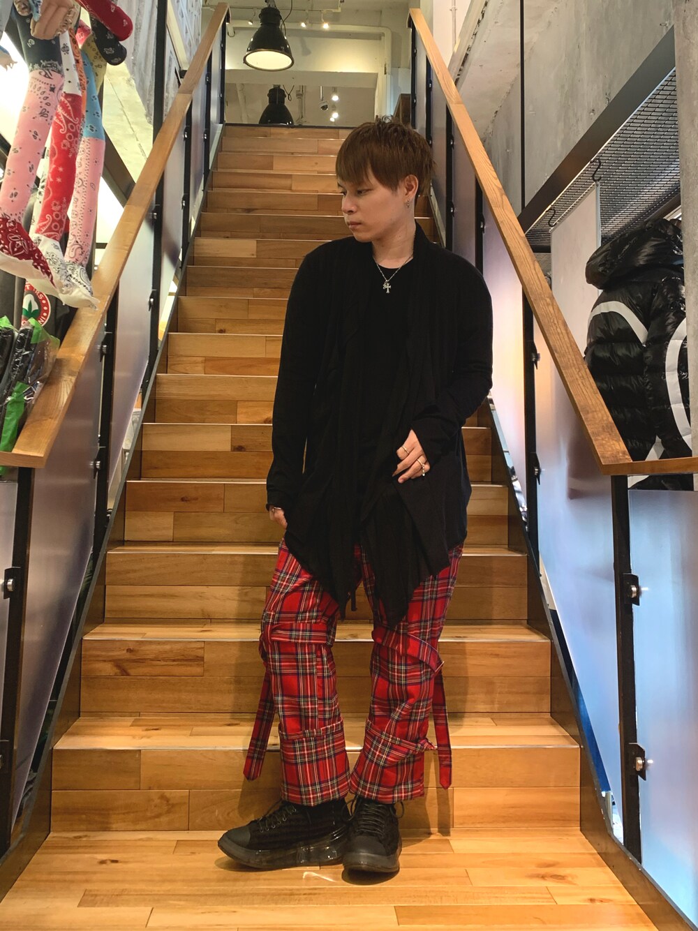 「ROYAL FLASH、KMRii、theatre、grounds、ボンテージパンツ、チェックパンツ、カーディガン、秋コーデ、低身長コーデ、ファッションの力を信じよう」｜「ROYAL FLASHのTheATeR/シアター/タータンチェックボンテージパンツ（その他パンツ、レッド系）」を使った、Sさん（メンズ・160cm）の秋コーディネートの1枚目の写真