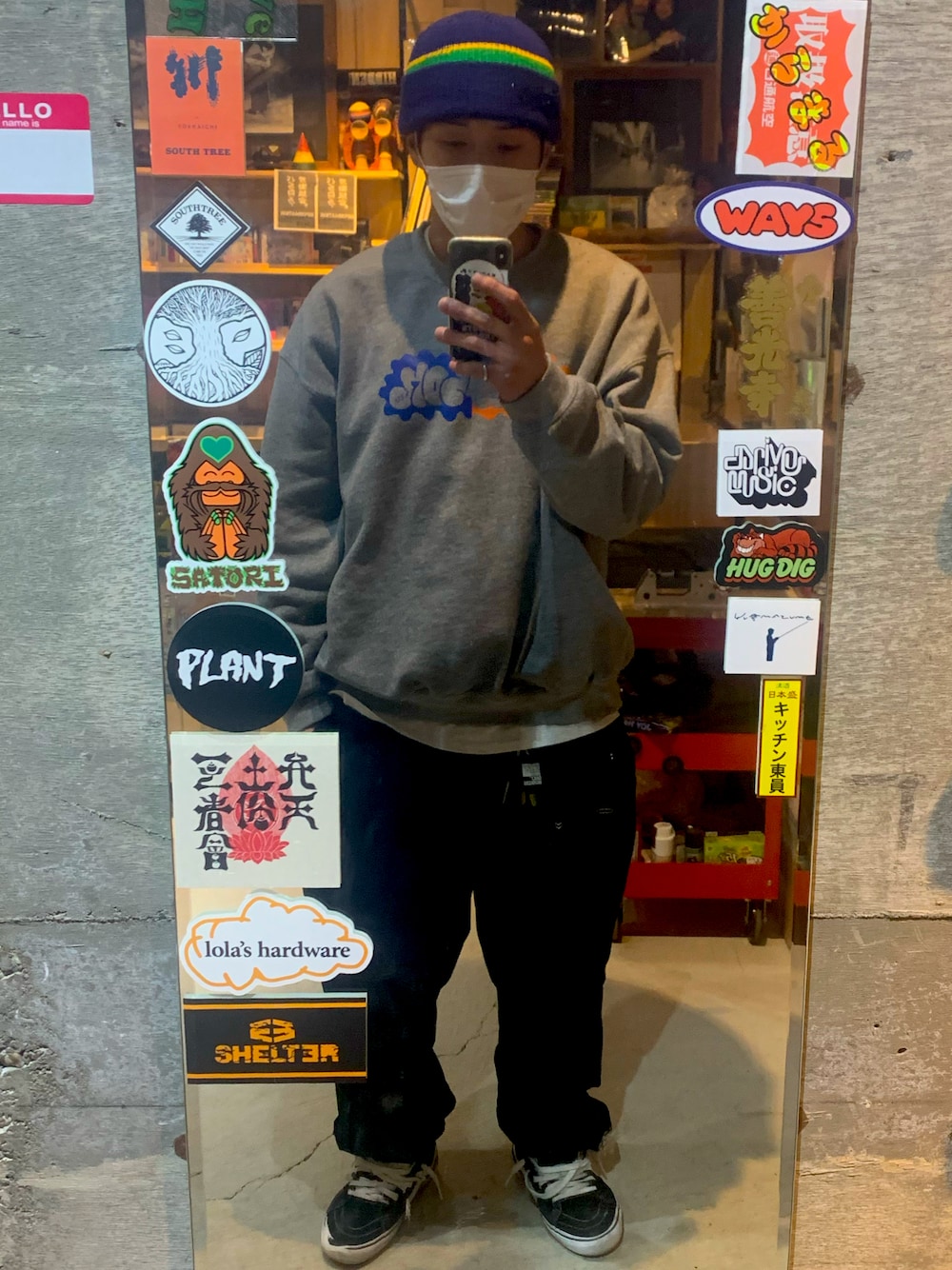 「お洒落さんとつながりたい、ストリートコーデ、黒、ストリートMIX、スケータースタイル、スケーター、SK8、skate、ストリート、street、streetstyle、チョコ色に染まれ、ゆるコーデ、スウェット、stylesample」｜「NOAHのアイテム（ニットキャップ/ビーニー、ブルー系）」を使った、TKKさん（メンズ・174cm）の冬コーディネートの1枚目の写真