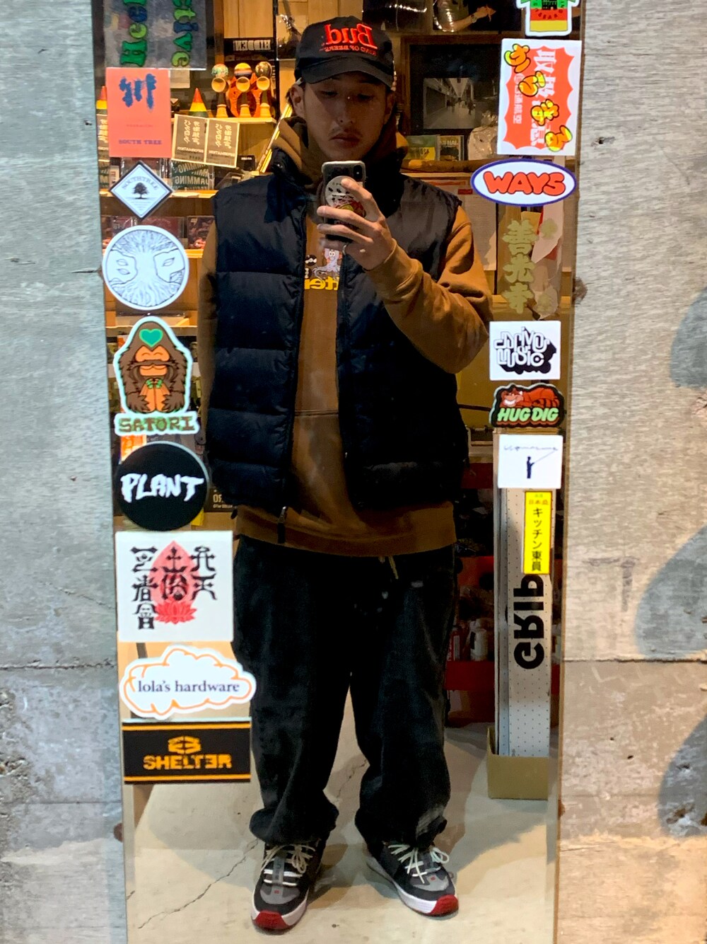 「休日スタイル、オーバーサイズ、デニムパンツ、古着、SK8、skate、スケータースタイル、スケボー、スケーター、street、streetstyle、ストリート、ストリートコーデ、stylesample、おしゃれさんと繋がりたい」｜「Budweiserのアイテム（帽子、ブラック系）」を使った、TKKさん（メンズ・174cm）の冬コーディネートの1枚目の写真