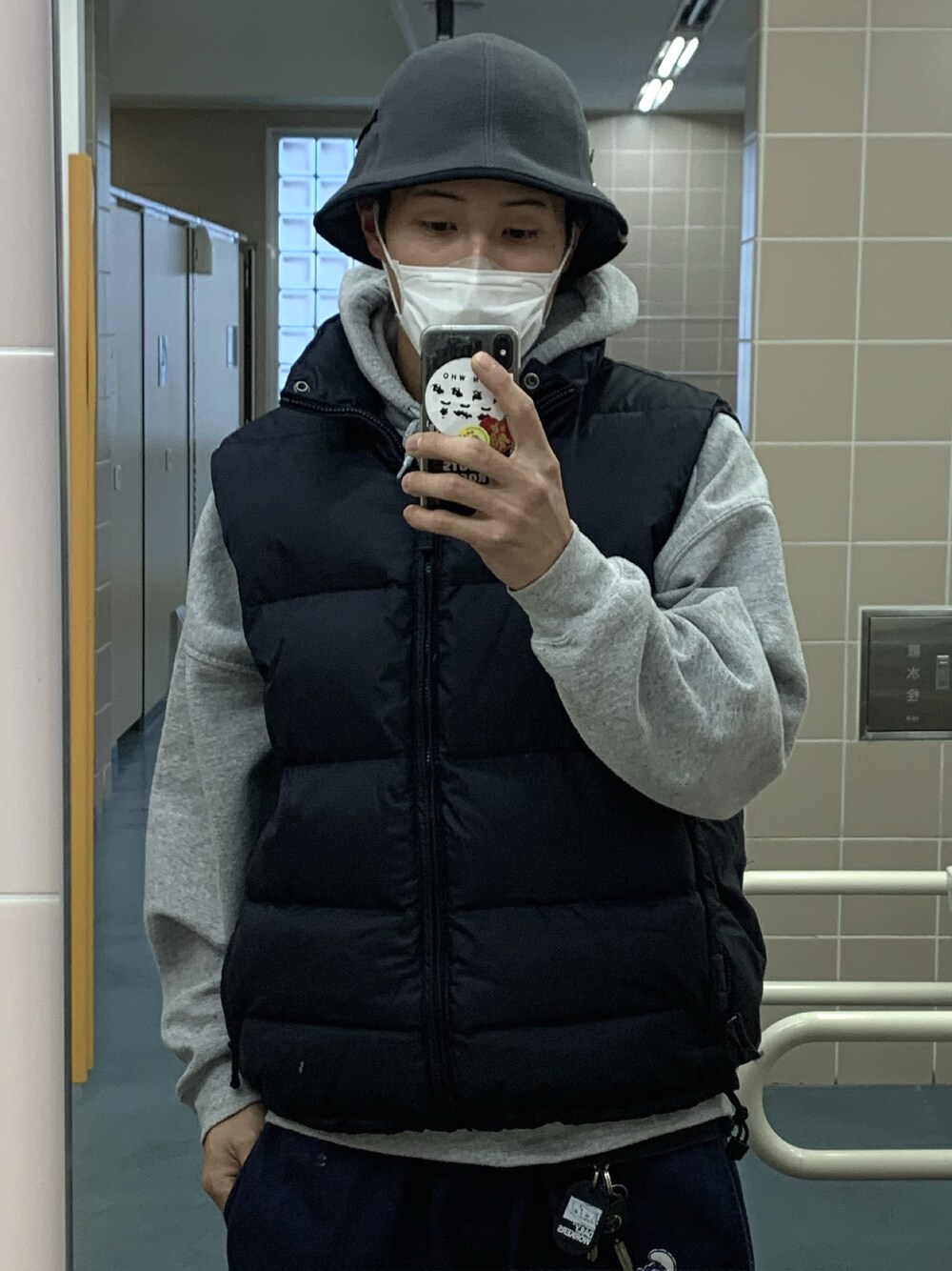「冬コーデ、シンプルコーデ、休日スタイル、お洒落さんとつながりたい、street、streetstyle、ストリート、ストリートコーデ、SK8、skate、スケータースタイル、スケーター、オーバーサイズ、おしゃれさんと繋がりたい、stylesample」｜「OVERRIDEのOVERRIDE FLEECE TULIP SG（ハット、グレー系）」を使った、TKKさん（メンズ・174cm）の冬コーディネートの1枚目の写真