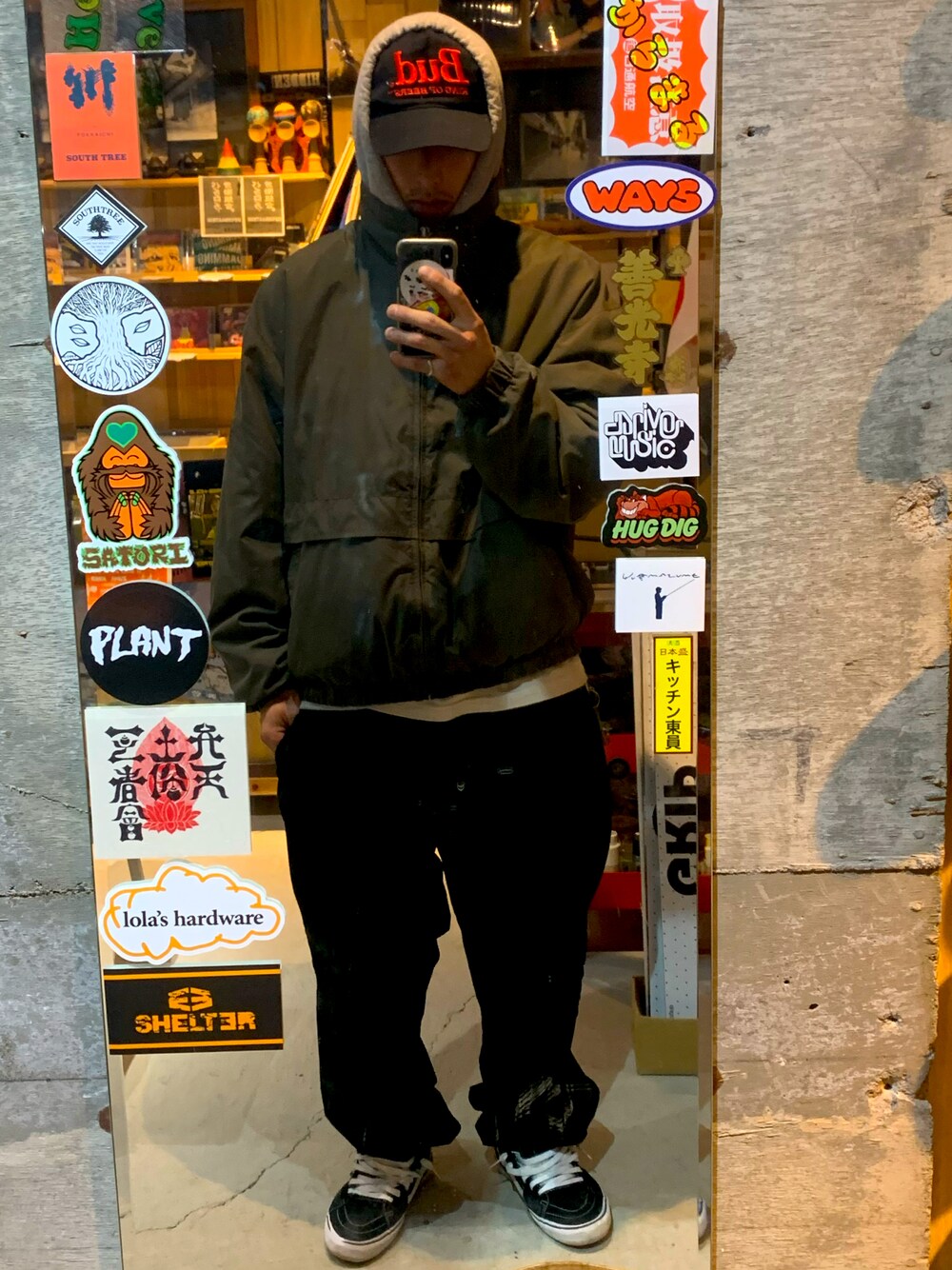 「ストリートファッション、ストリート、ストリートコーデ、street、streetstyle、スケータースタイル、スケーター、SK8、skate、オーバーサイズ、今日のコーデ、コーデュロイ、古着、おしゃれさんと繋がりたい、stylesample」｜「Budweiserのアイテム（帽子、ブラック系）」を使った、TKKさん（メンズ・174cm）の冬コーディネートの1枚目の写真