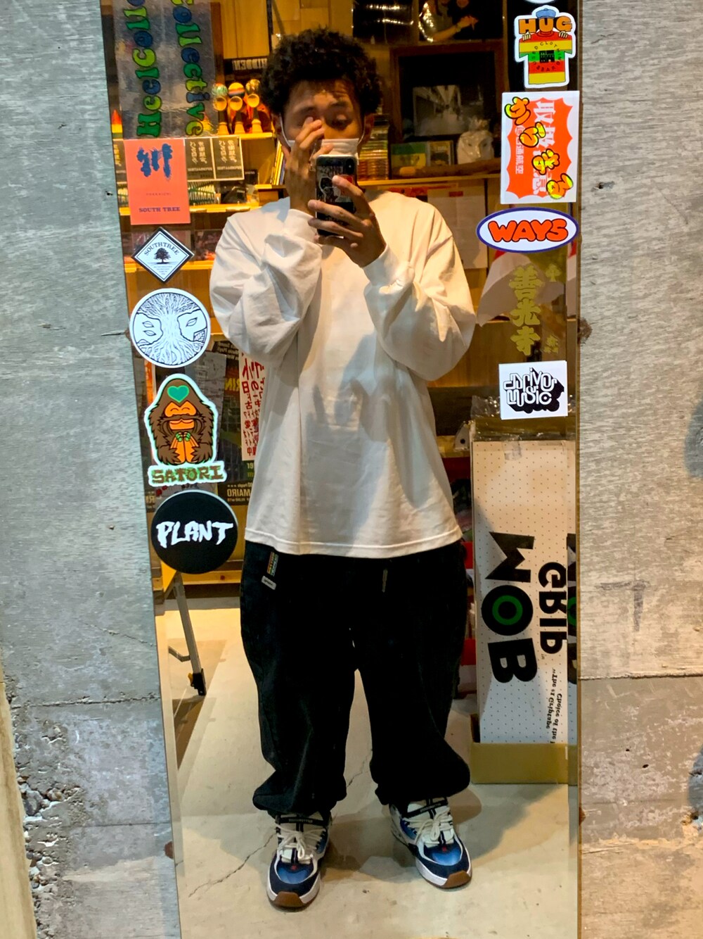 「秋のコーデ、オーバーサイズ、おしゃれさんと繋がりたい、スケータースタイル、スケーター、SK8、skate、ストリート、ストリートコーデ、street、streetstyle、モノトーン、古着、古着MIX、stylesample」｜「BUNNY'S WAGONのアイテム（Tシャツ/カットソー、ホワイト系）」を使った、TKKさん（メンズ・174cm）の秋コーディネートの1枚目の写真